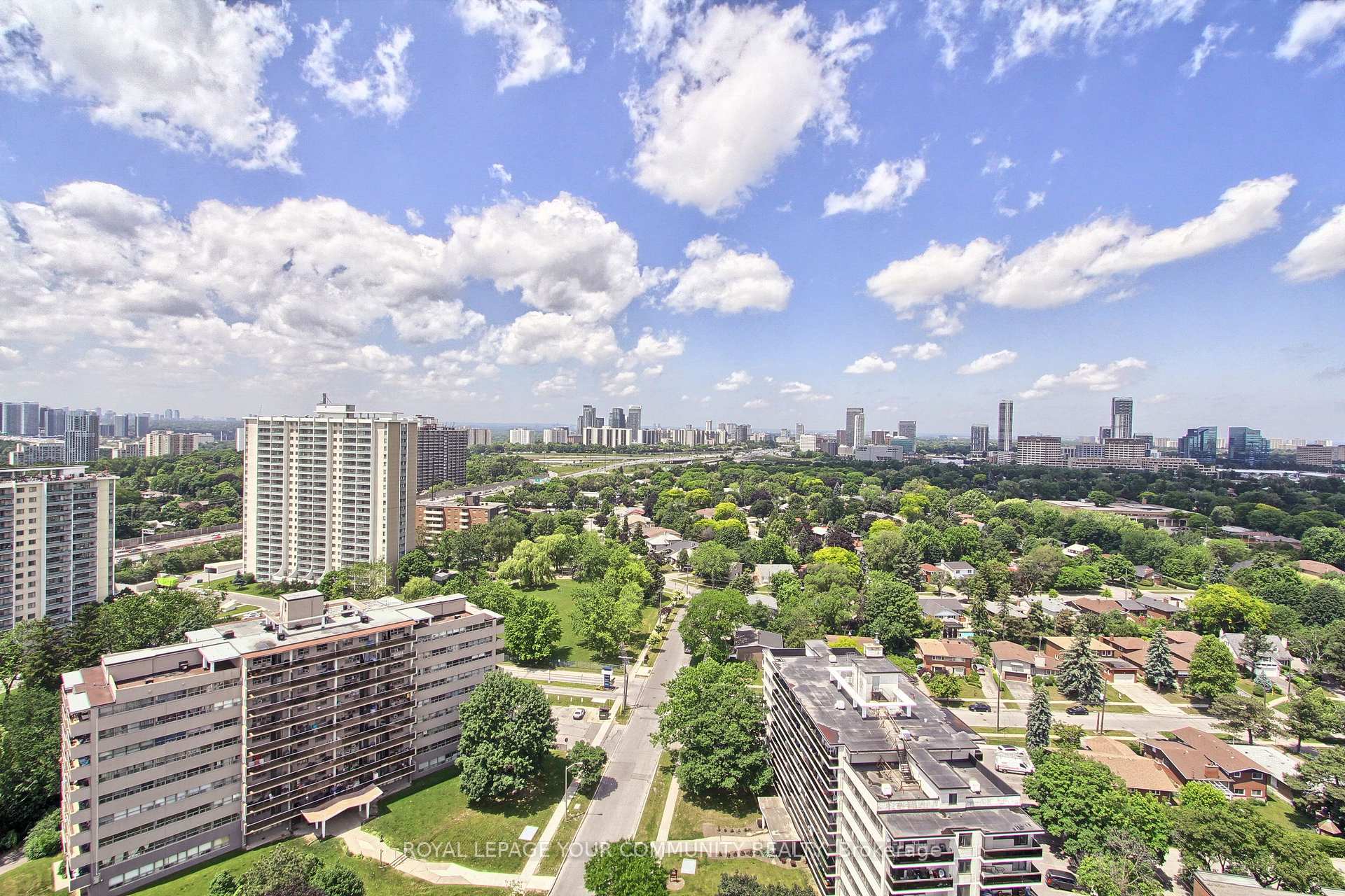 2 Bedrooms Condo at 10 Deerlick, Toronto For sale