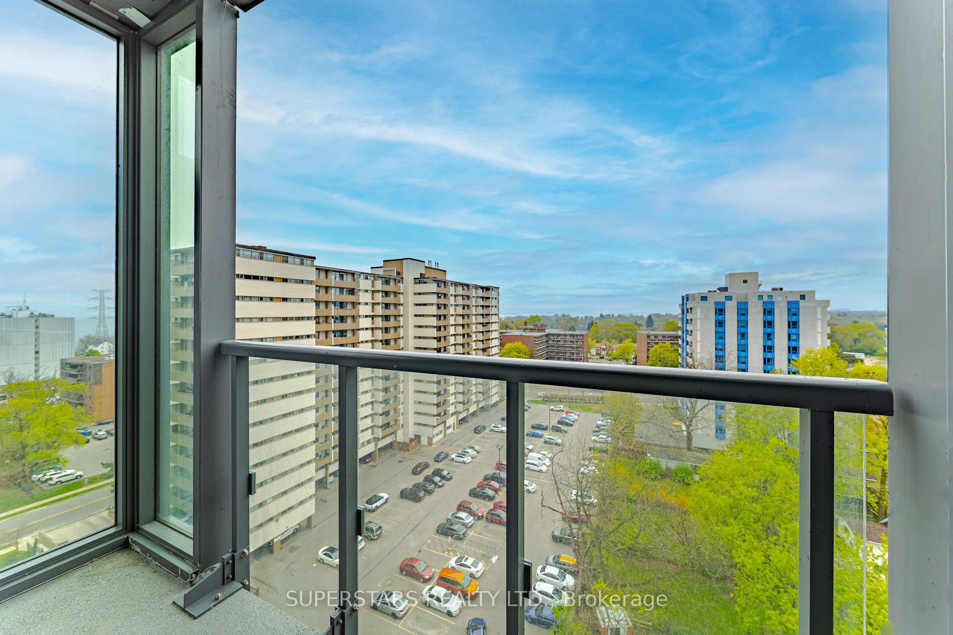 2 Bedrooms Condo at 500 Brock, Burlington For sale