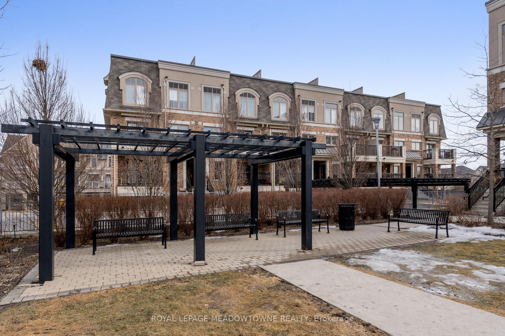 3 Bedrooms Condo at 2441 Greenwich, Oakville For sale