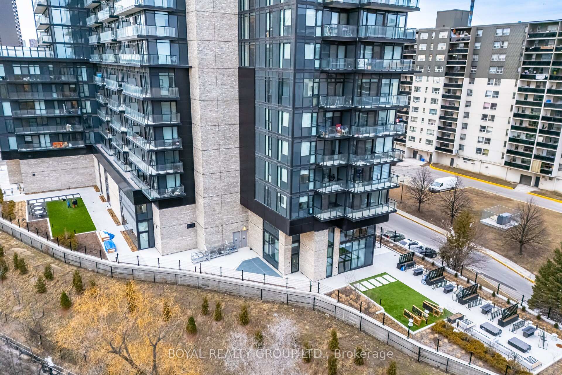 2 Bedrooms Condo at 86 Dundas, Mississauga For sale