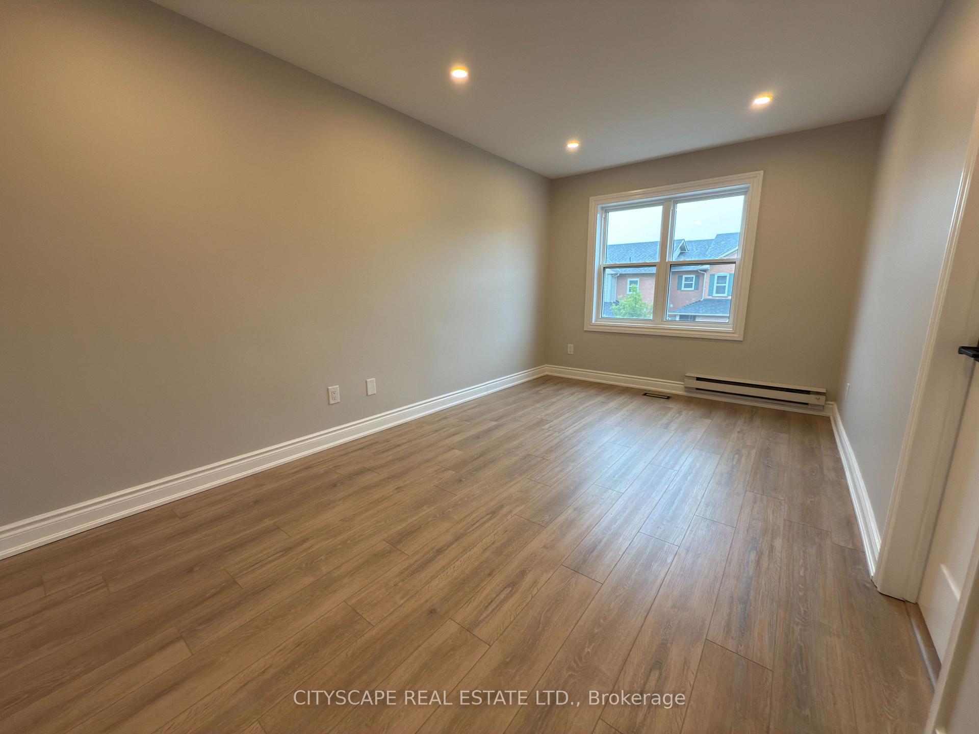4 Bedrooms Condo at 5659 Glen Erin, Mississauga For sale
