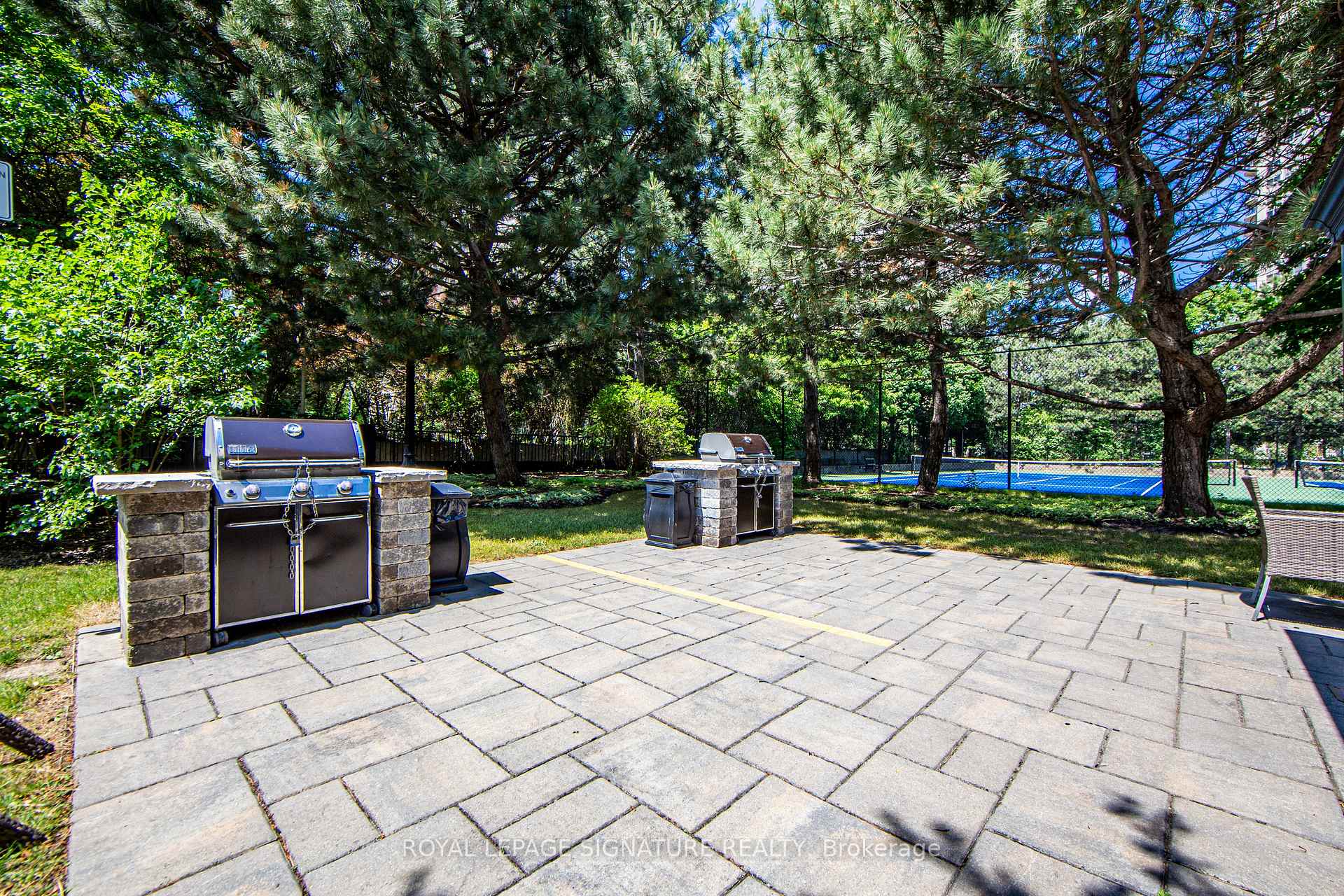 3 Bedrooms Condo at 55 Kingsbridge Garden, Mississauga For sale