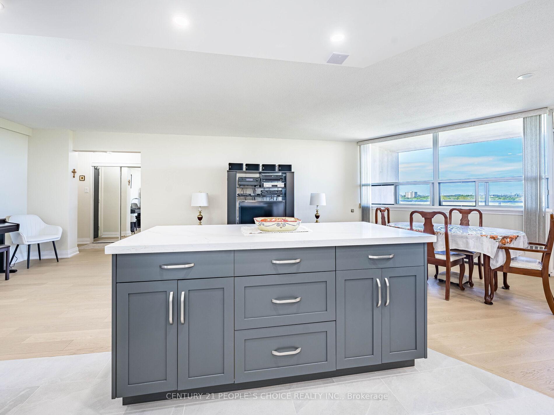 2 Bedrooms Condo at 451 The West Mall, Toronto For sale