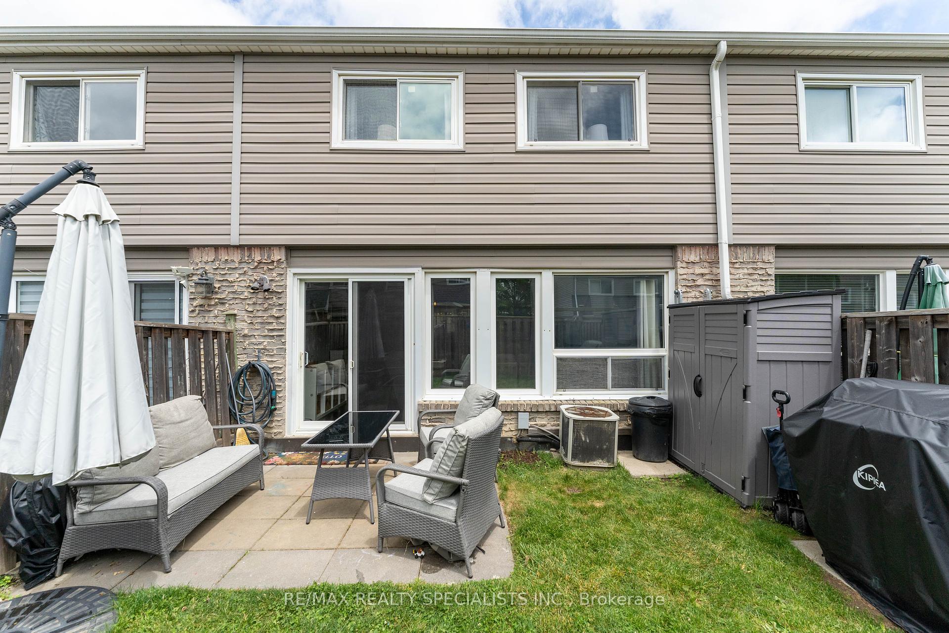 3 Bedrooms Condo at 2050 Upper Middle, Burlington For sale