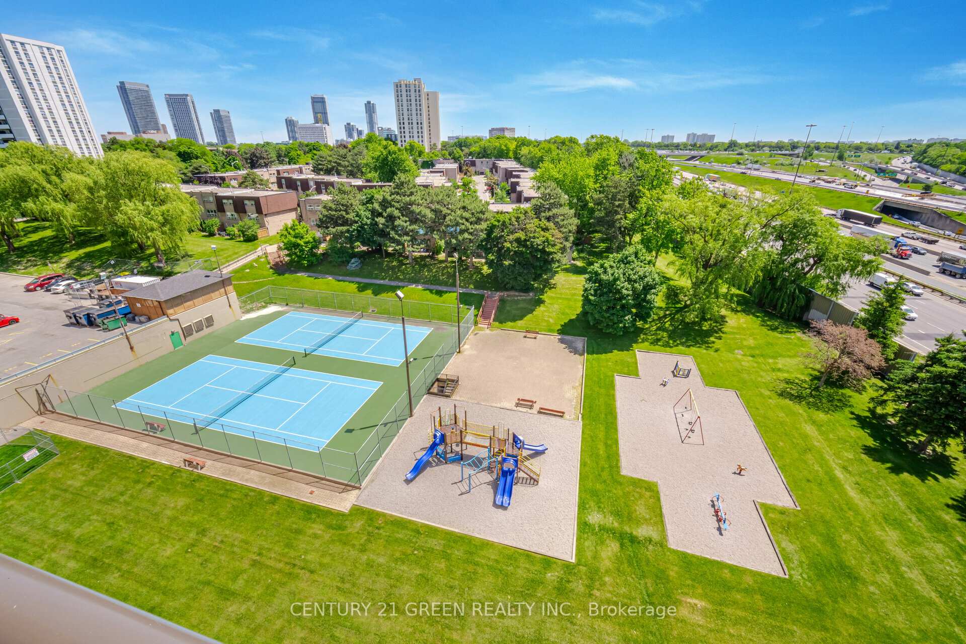4 Bedrooms Condo at 5 Parkway Forest,  Toronto For sale