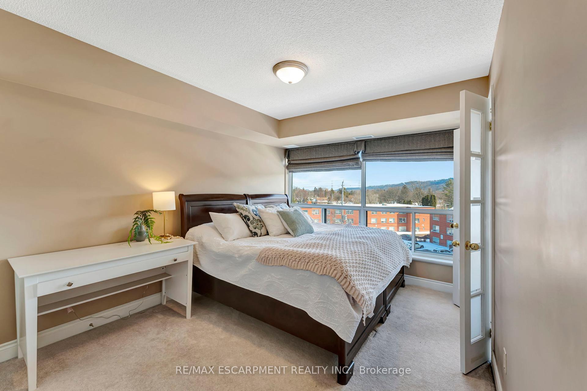 2 Bedrooms Condo at 1770 Main,  Hamilton For sale