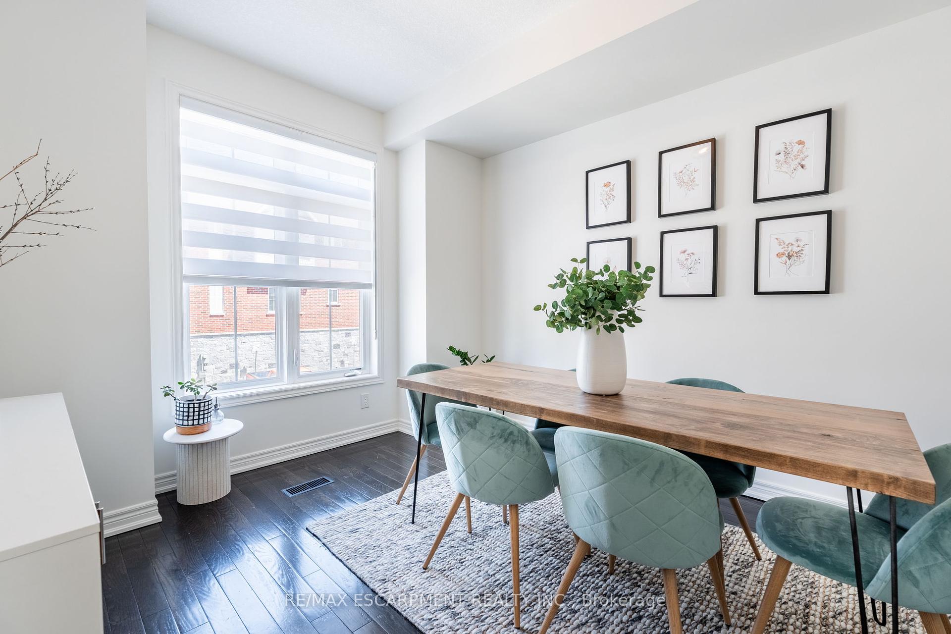 2 Bedrooms Condo at 181 Plains, Burlington For sale