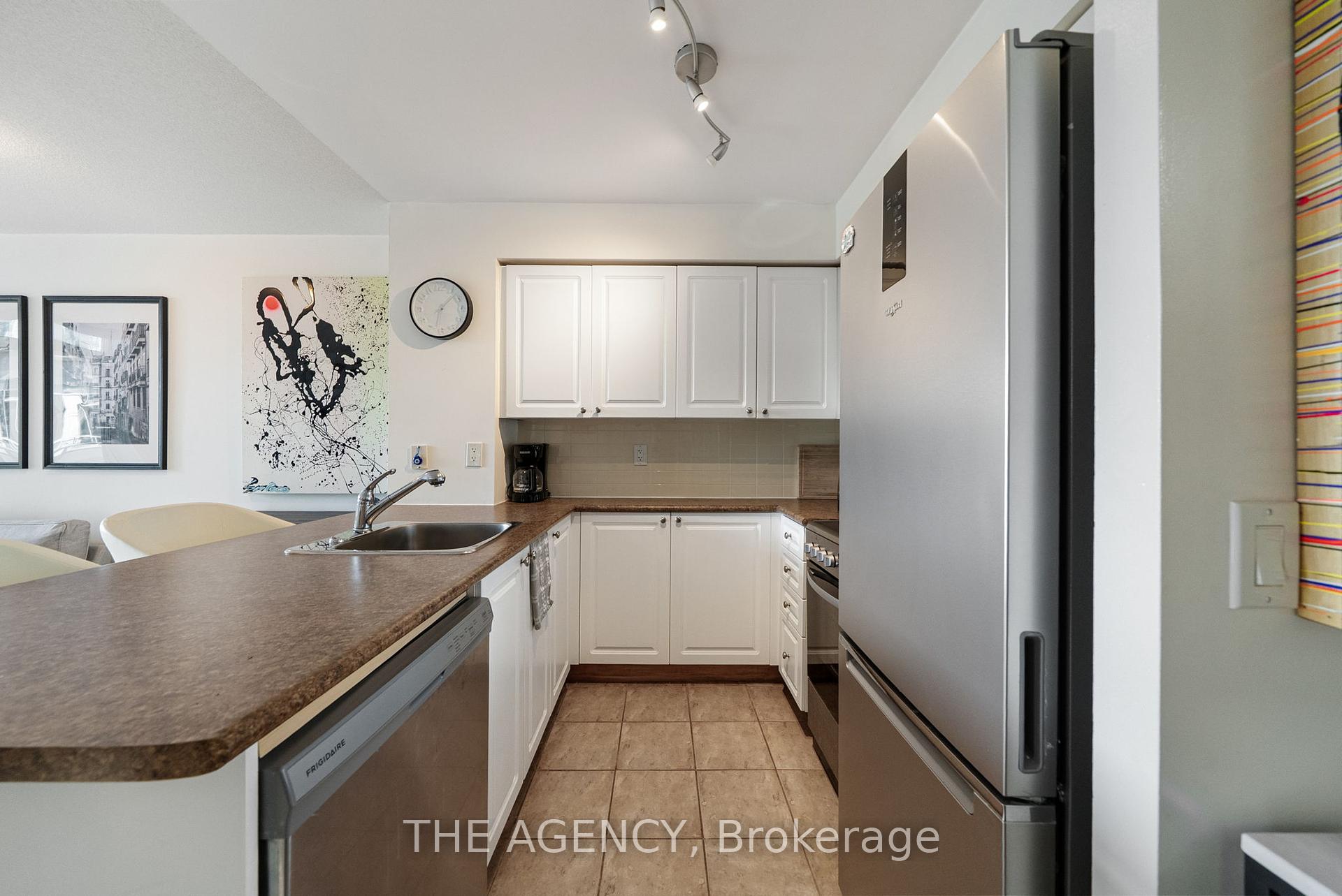 2 Bedrooms Condo at 50 Lynn Williams, Toronto For sale