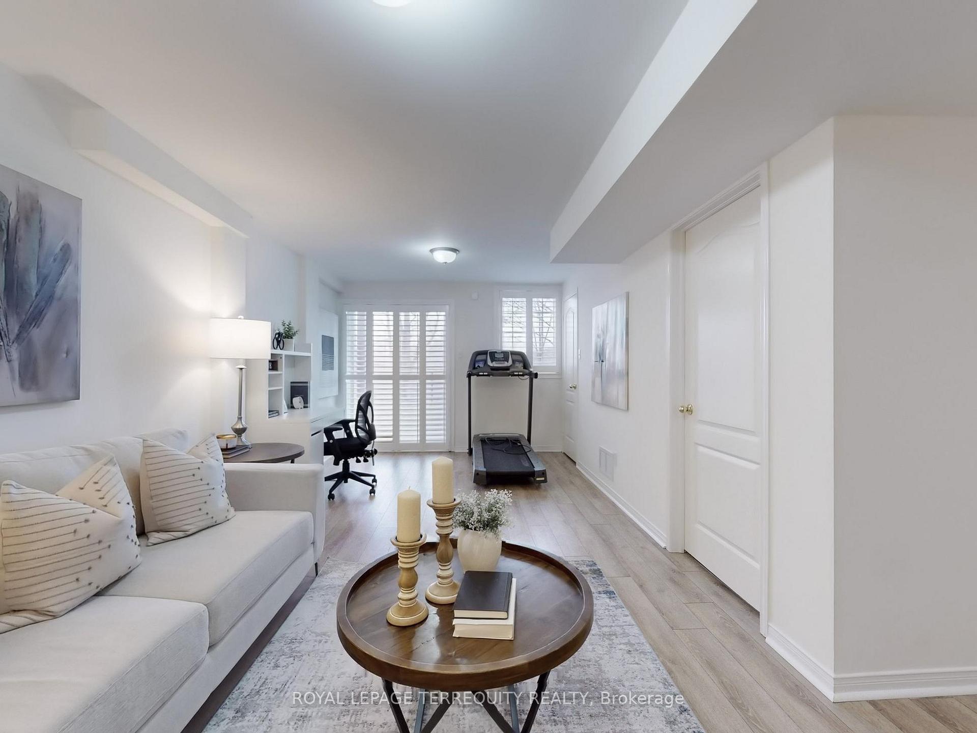 4 Bedrooms Condo at 6399 Spinnaker,  Mississauga For sale