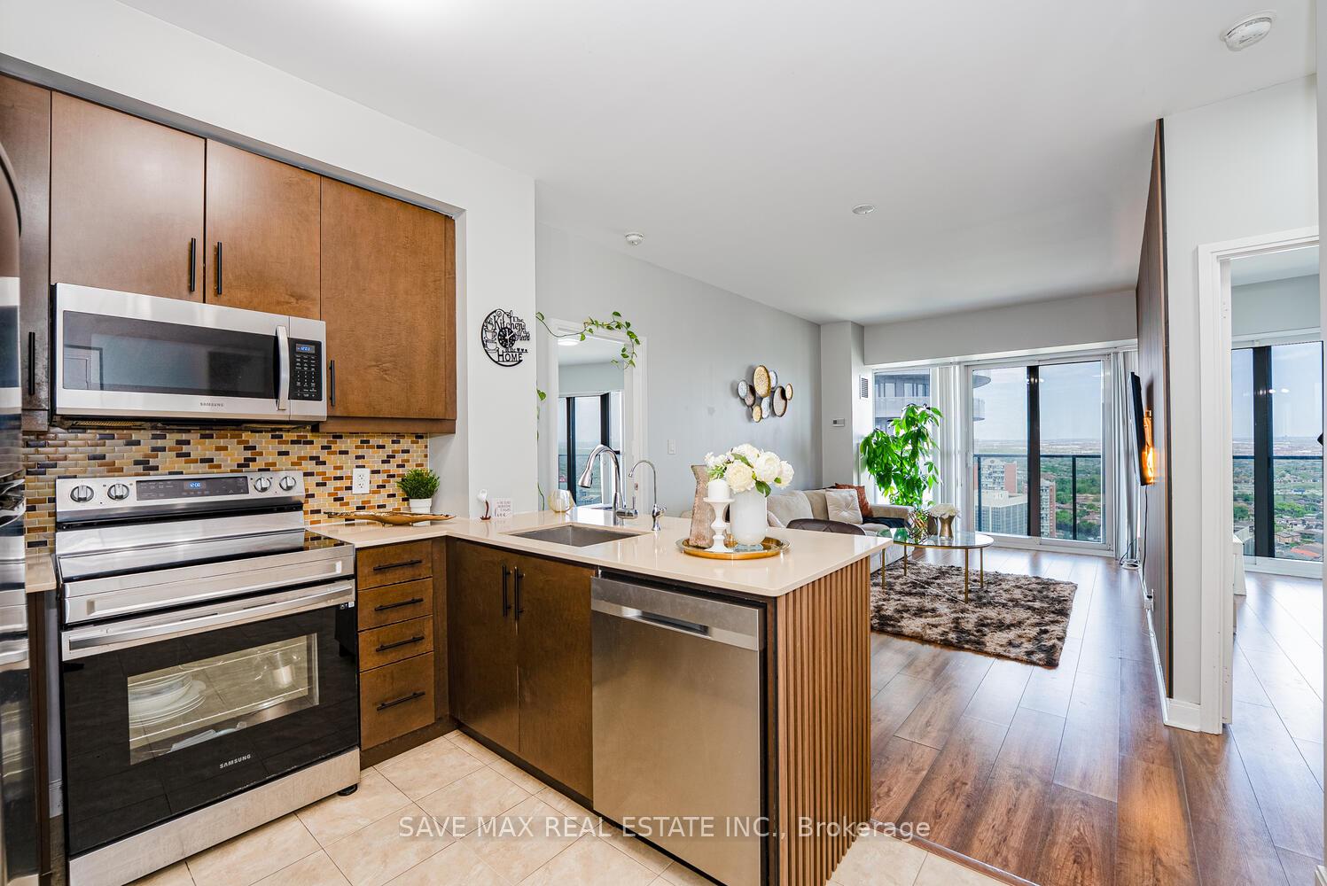 2 Bedrooms Condo at 60 Absolute, Mississauga For sale