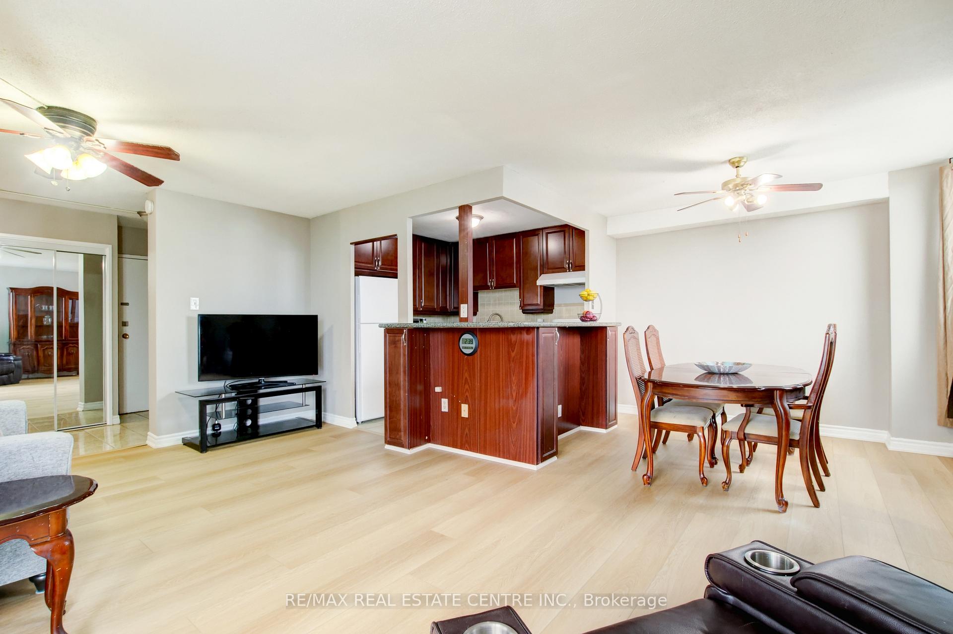3 Bedrooms Condo at 2345 Confederation, Mississauga For sale