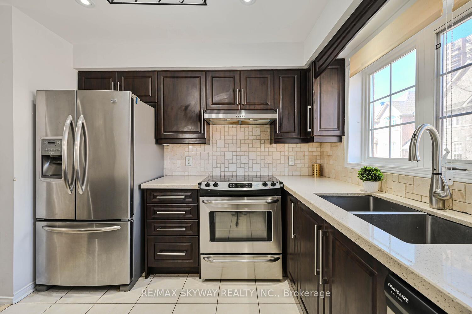 3 Bedrooms Condo at 50 Strathaven,  Mississauga For sale