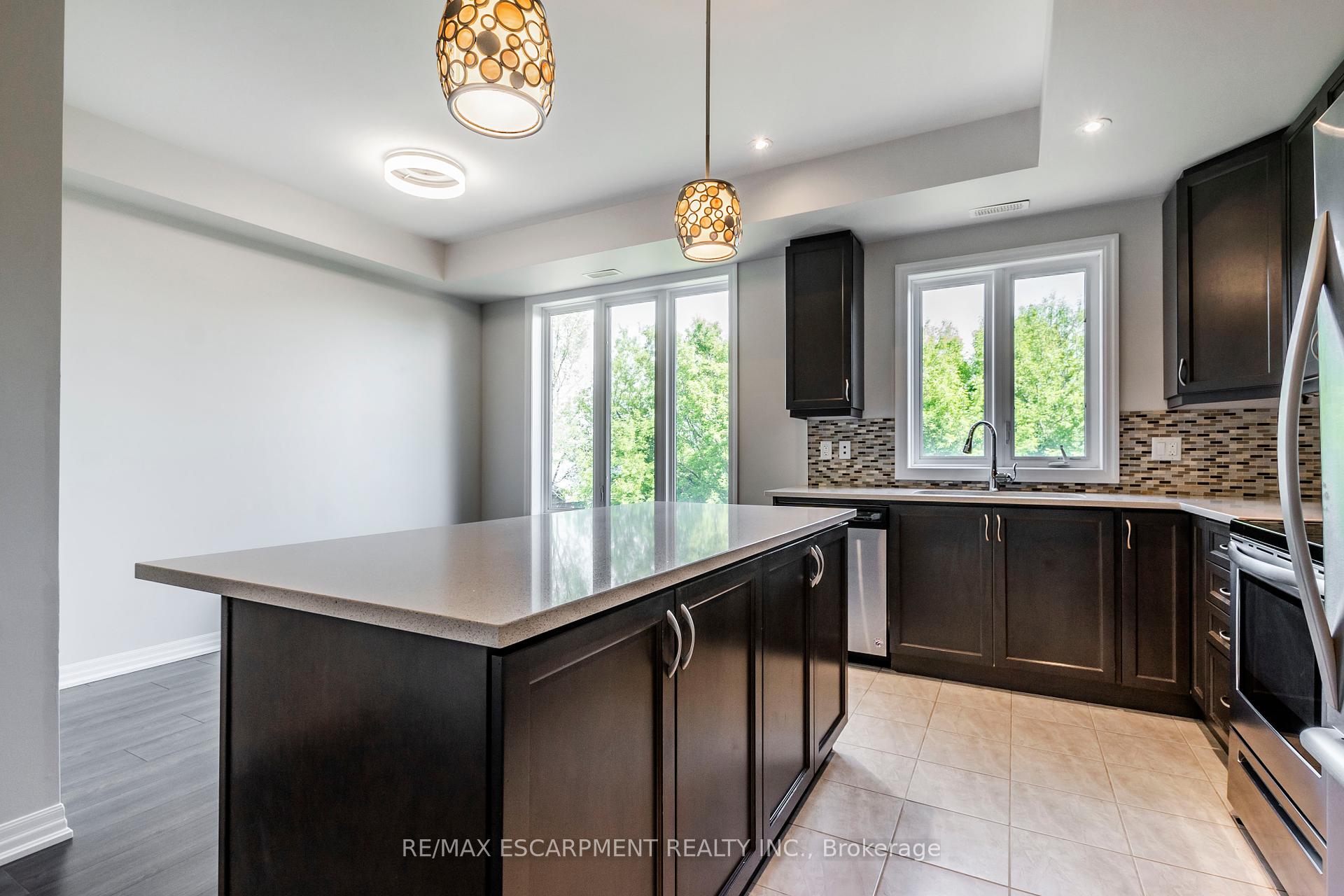 3 Bedrooms Condo at 290 Barton, Hamilton For sale