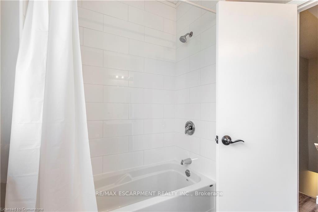 3 Bedrooms Condo at 4199 Longmoor, Burlington For sale