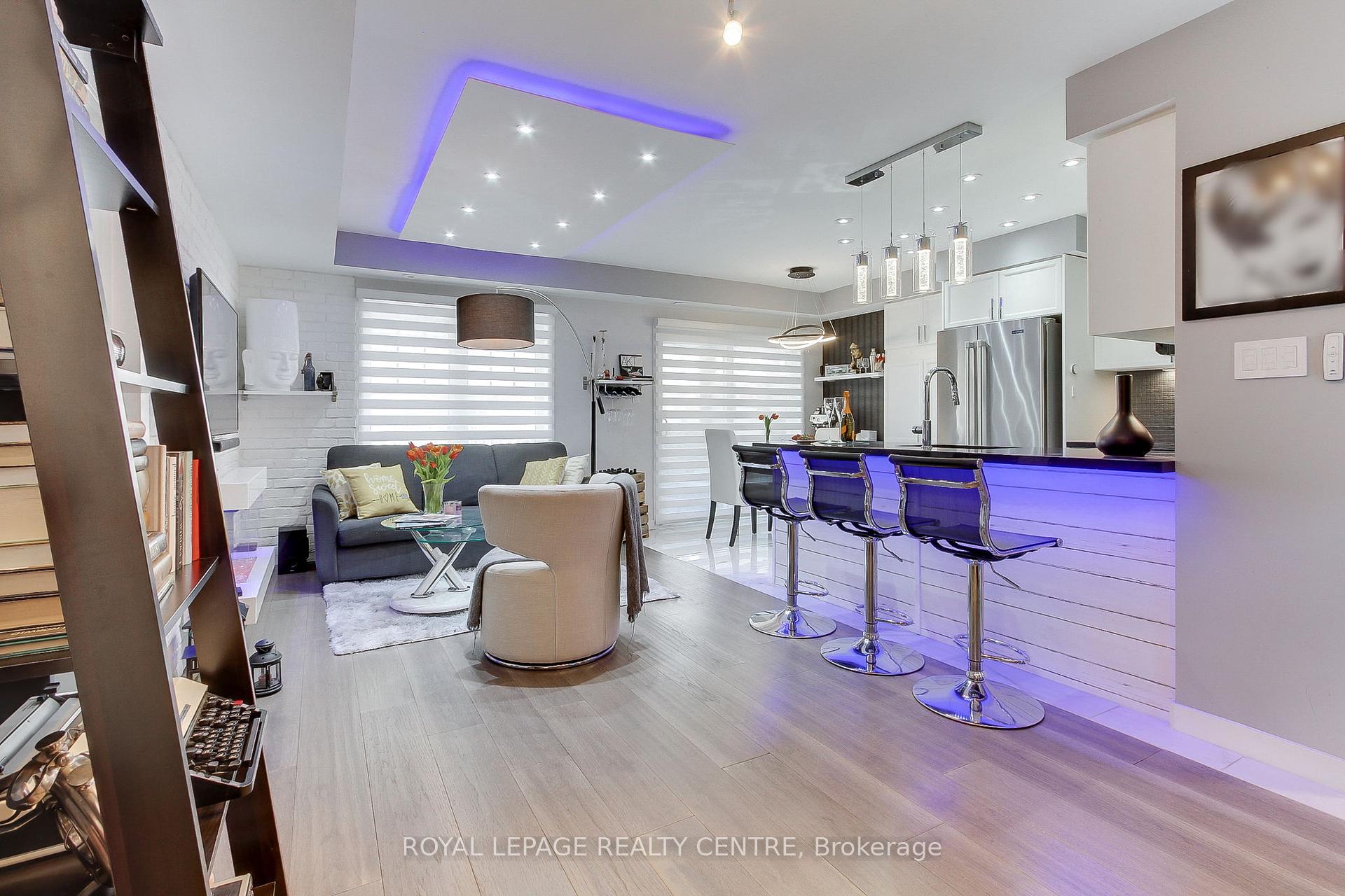 3 Bedrooms Condo at 750 Neighbourhood,  Mississauga For sale