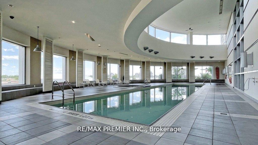 2 Bedrooms Condo at 36 Lee Centre, Toronto For sale