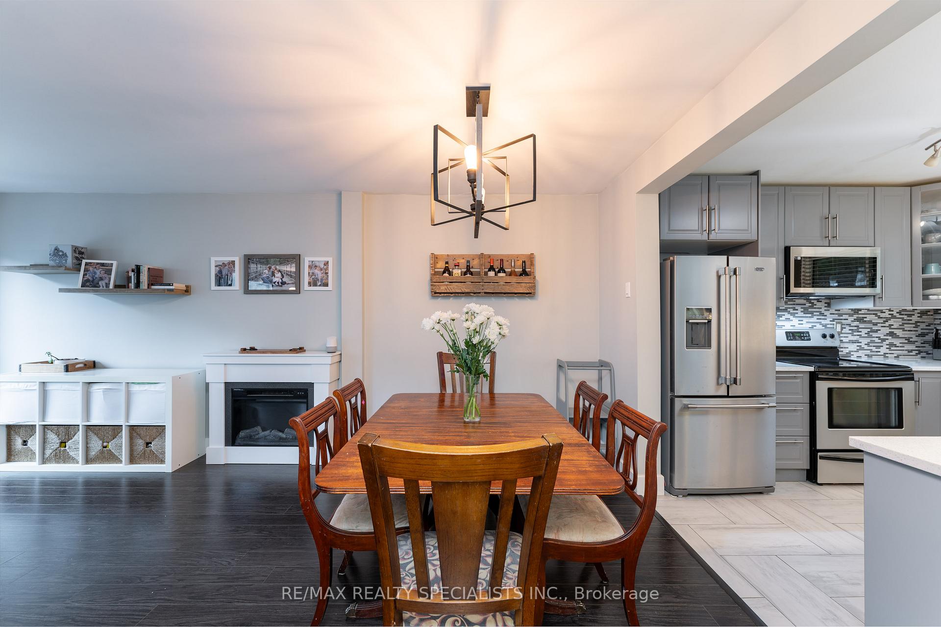 3 Bedrooms Condo at 2050 Upper Middle, Burlington For sale