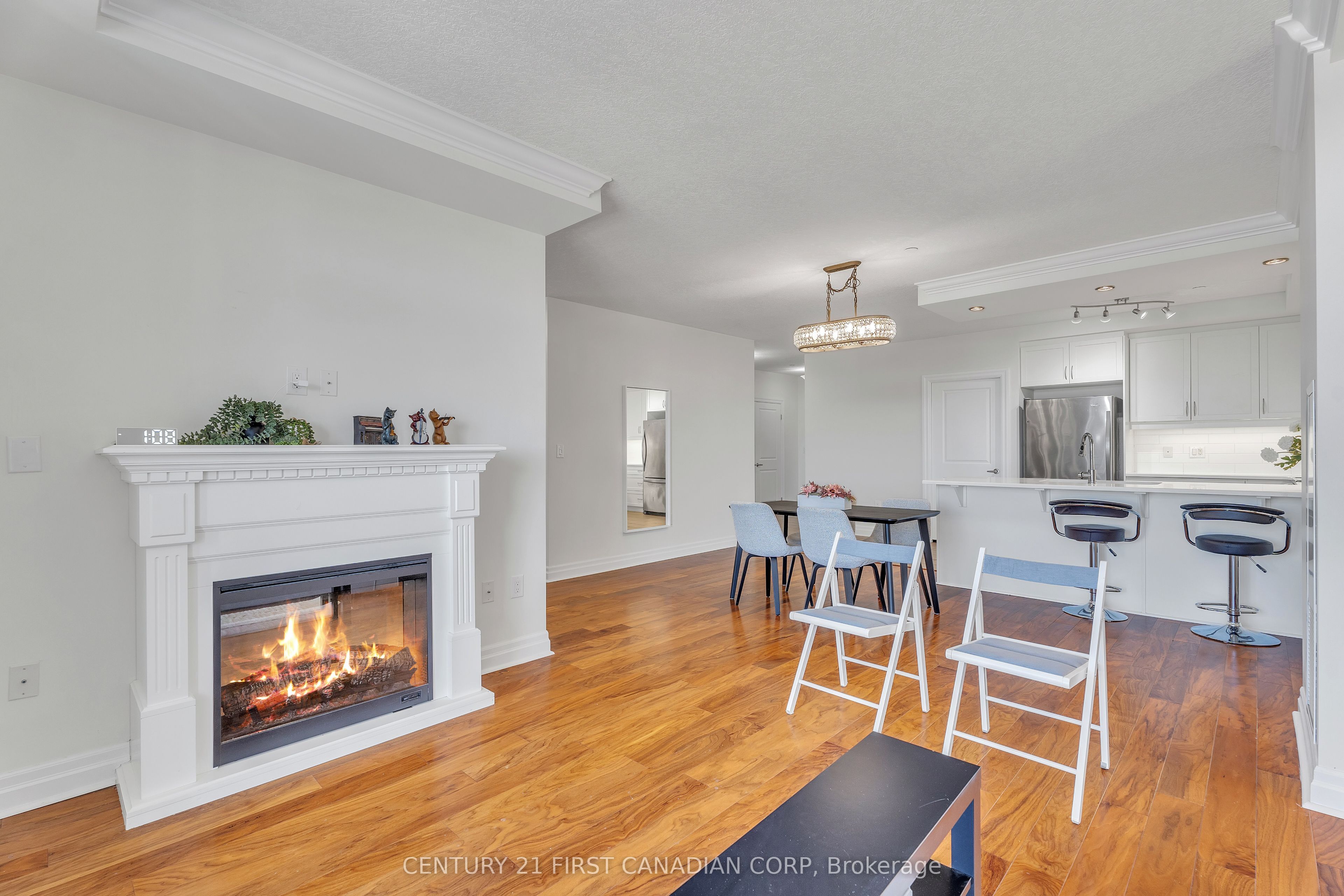 240 Villagewalk Boulevard, #812