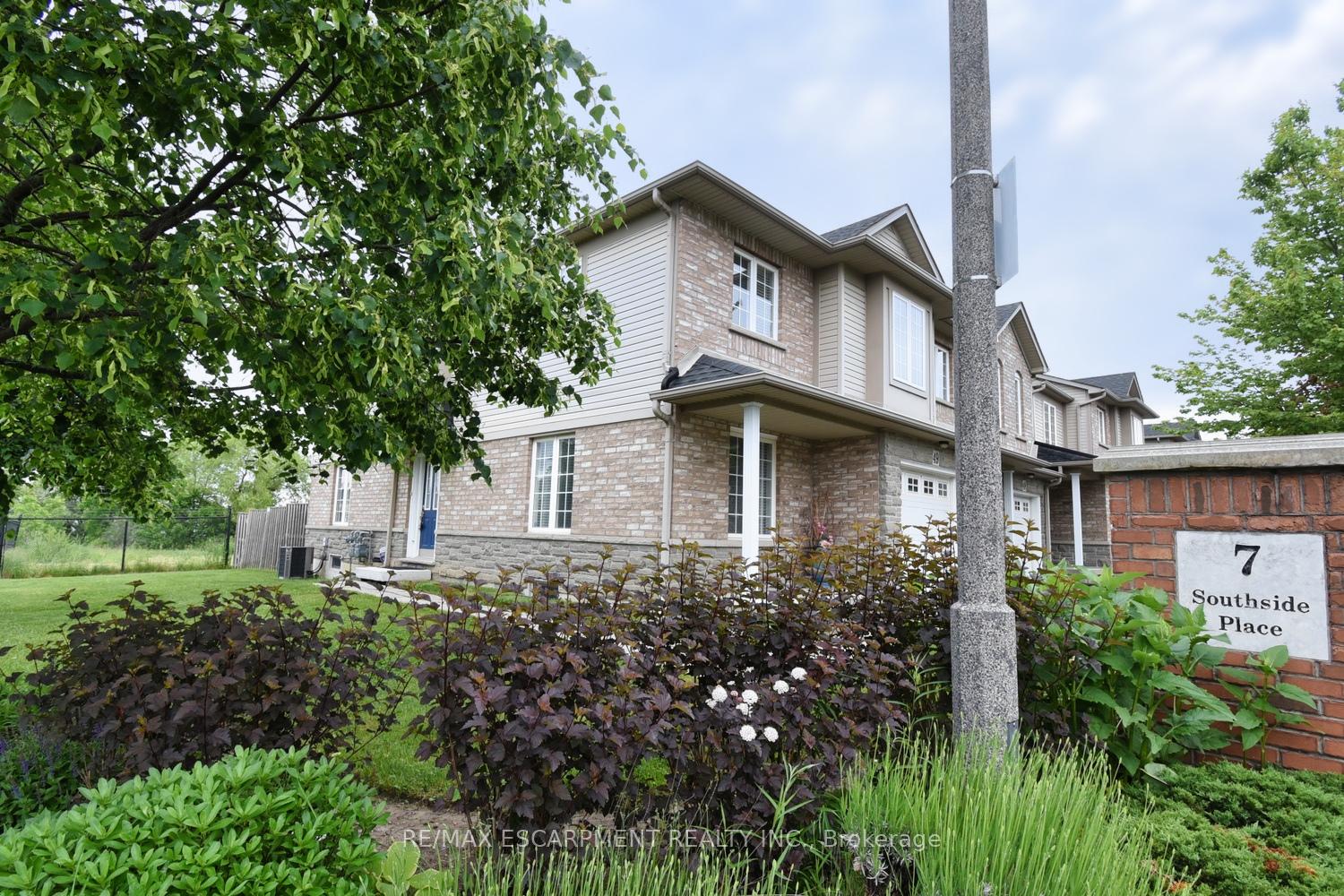 3 Bedrooms Condo at 7 Southside, Hamilton For sale