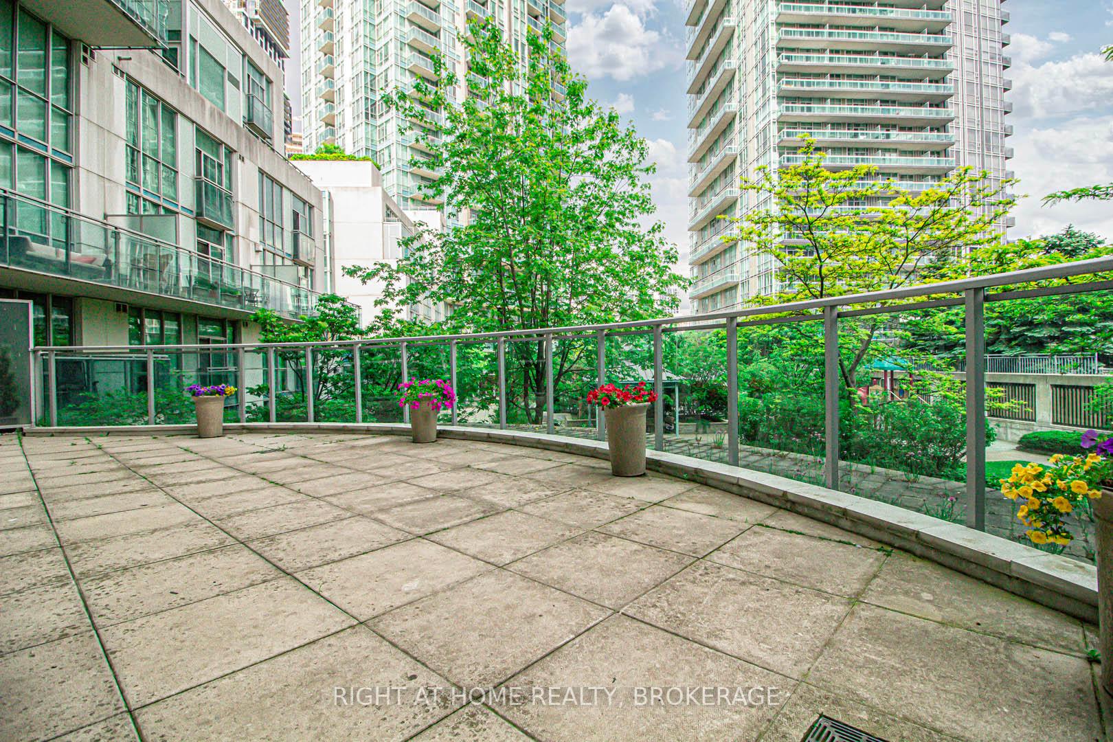 2 Bedrooms Condo at 3939 Duke Of York, Mississauga For sale
