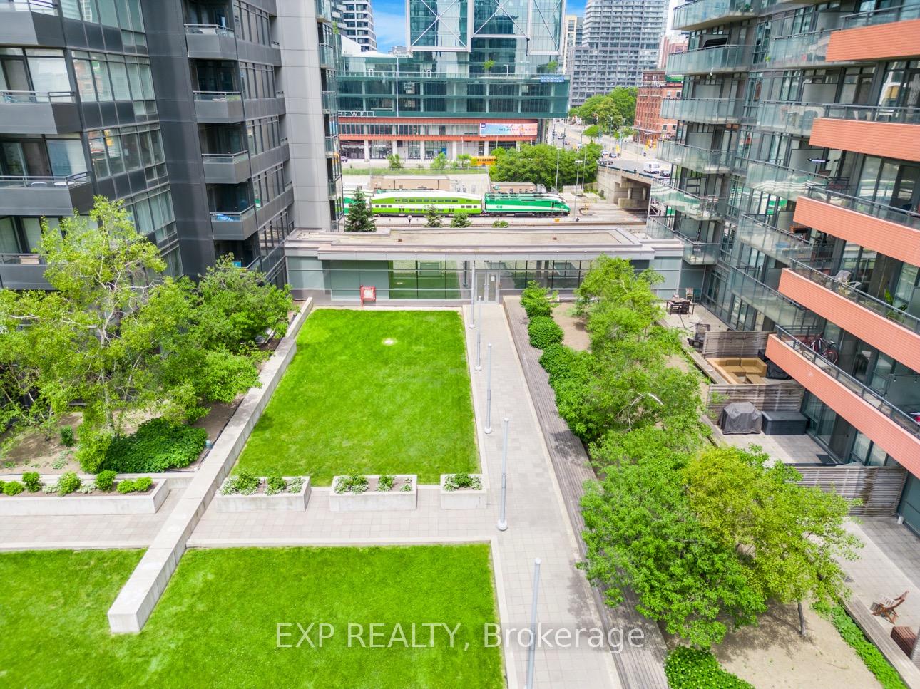 2 Bedrooms Condo at 4K Spadina, Toronto For sale