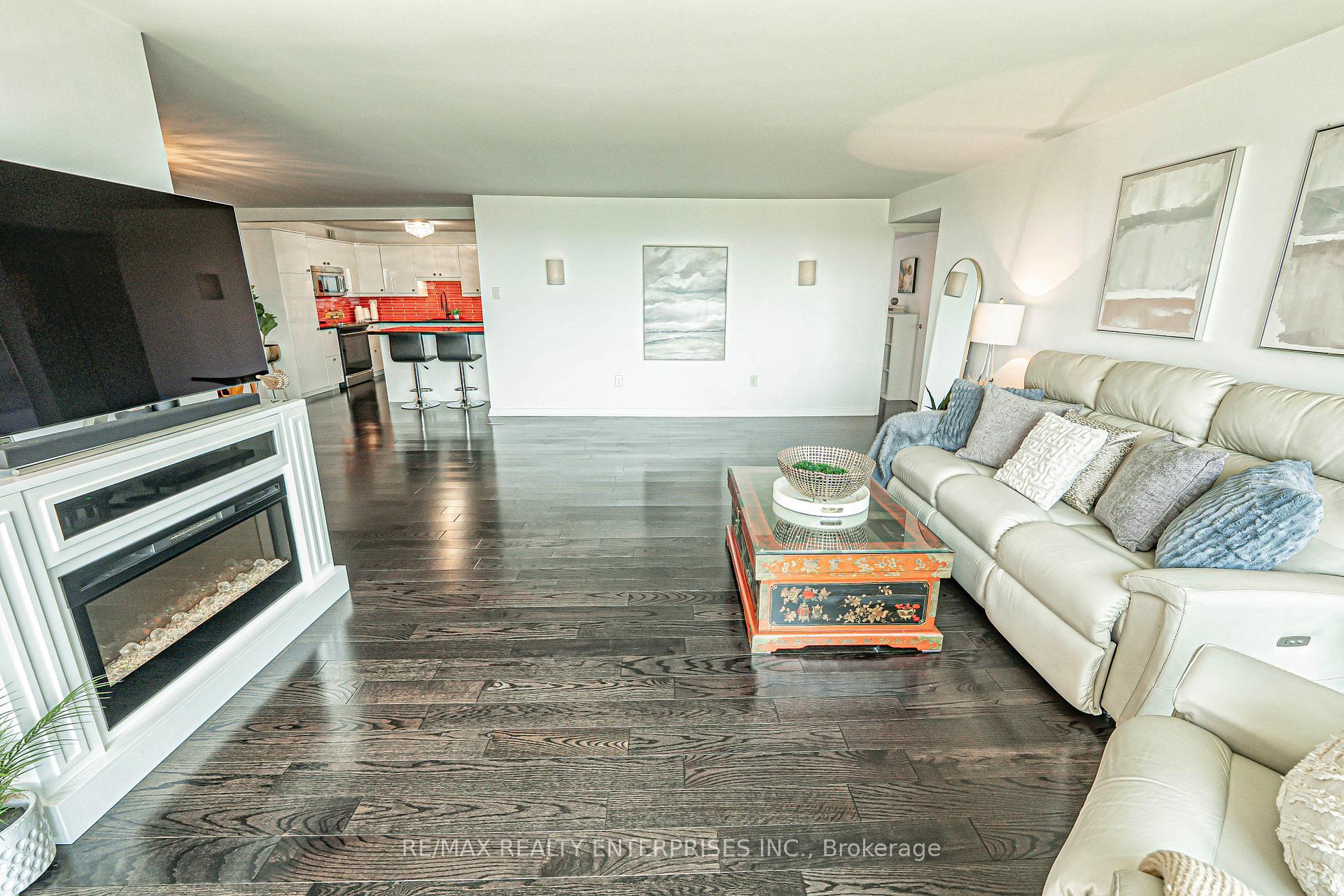 3 Bedrooms Condo at 1400 Dixie, Mississauga For sale