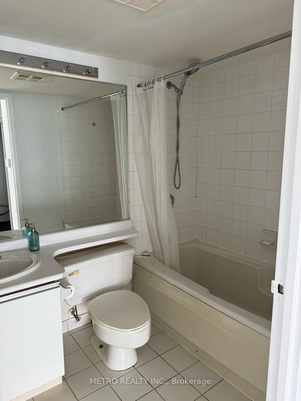 2 Bedrooms Condo at 10 Yonge, Toronto For sale