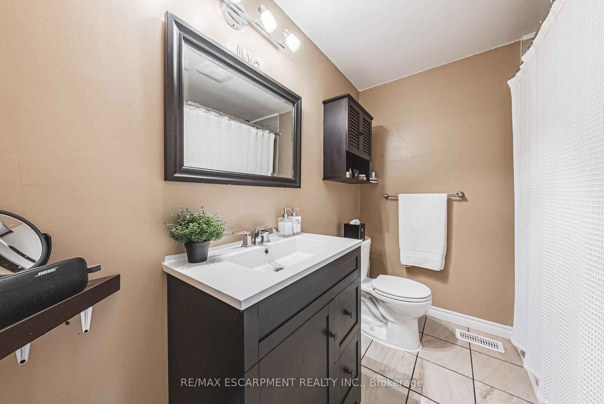 3 Bedrooms Condo at 1155 Paramount, Hamilton For sale