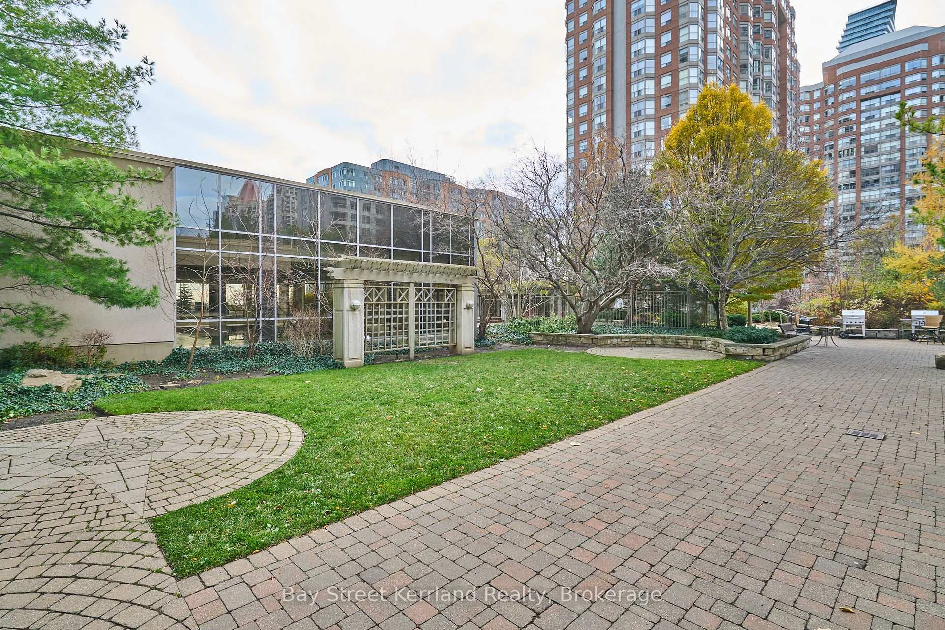 2 Bedrooms Condo at 3880 Duke Of York,  Mississauga For sale