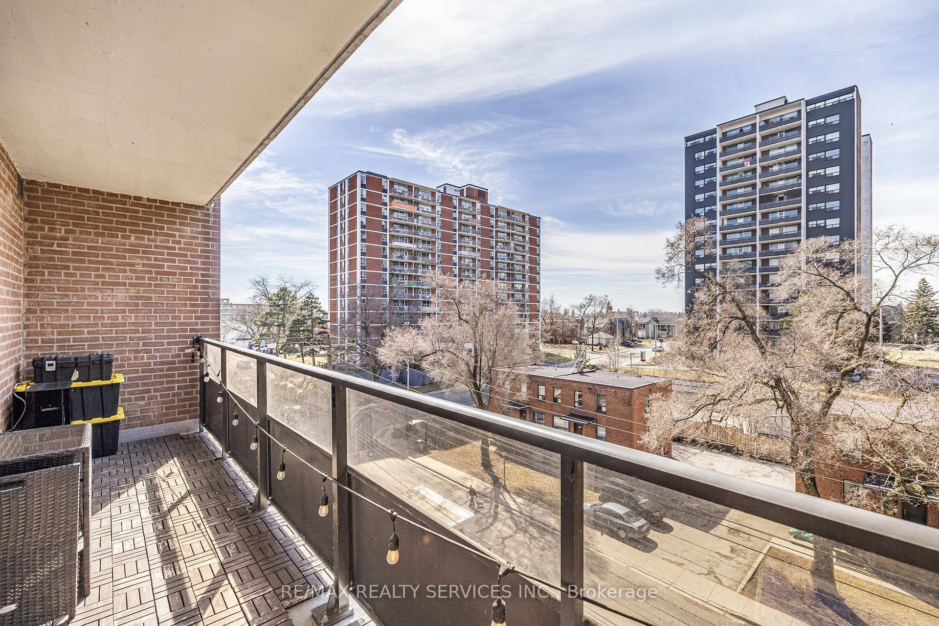 2 Bedrooms Condo at 15 Elizabeth, Mississauga For sale