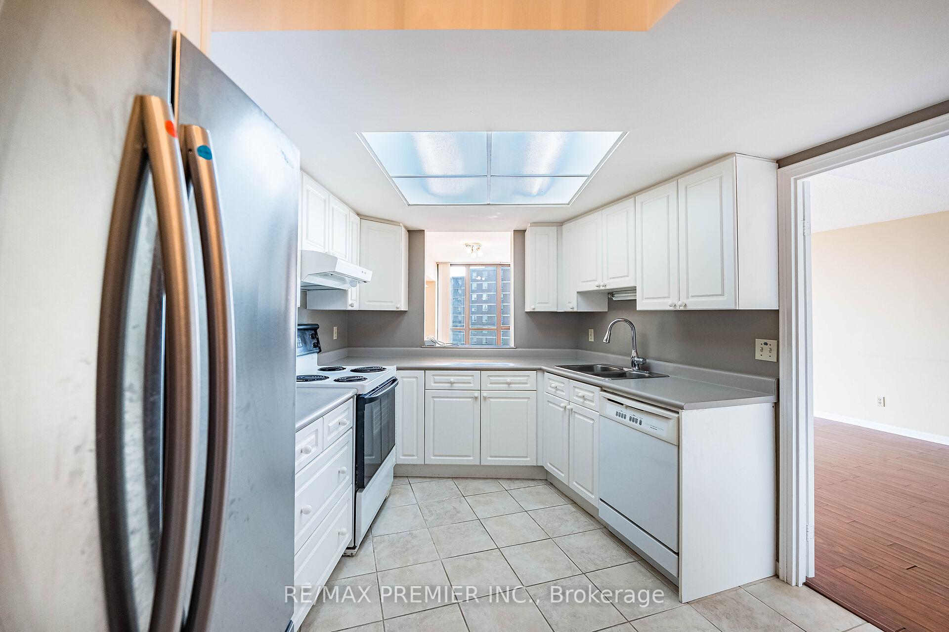 3 Bedrooms Condo at 40 Richview, Toronto For sale