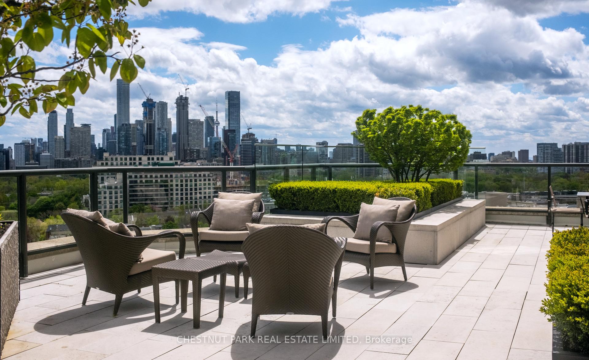 3 Bedrooms Condo at 33 Jackes,  Toronto For sale