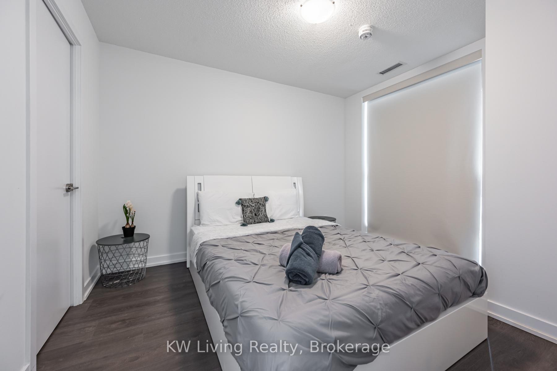 2 Bedrooms Condo at 8 Trent, Toronto For sale