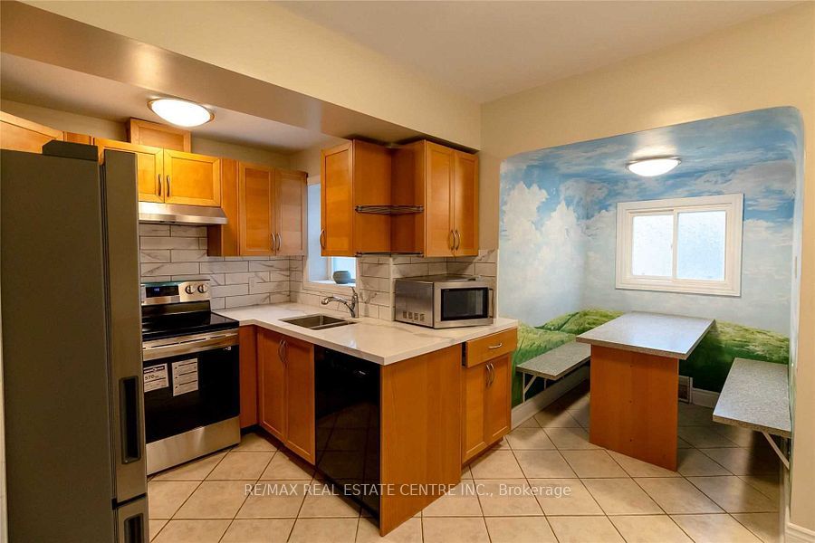 27 Hollywood Street N