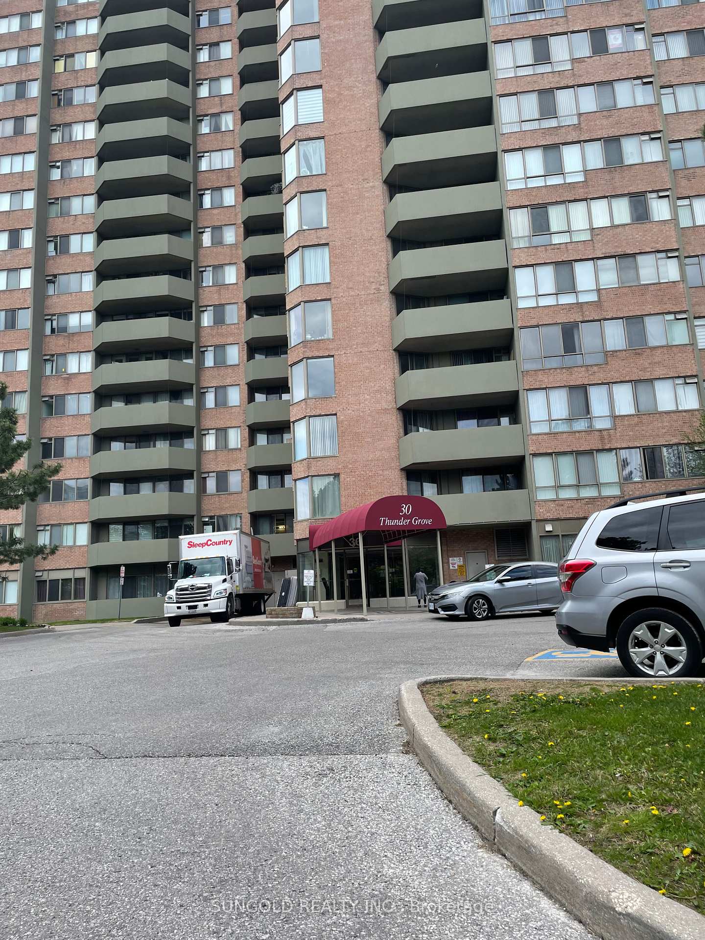 3 Bedrooms Condo at 30 Thunder,  Toronto For sale