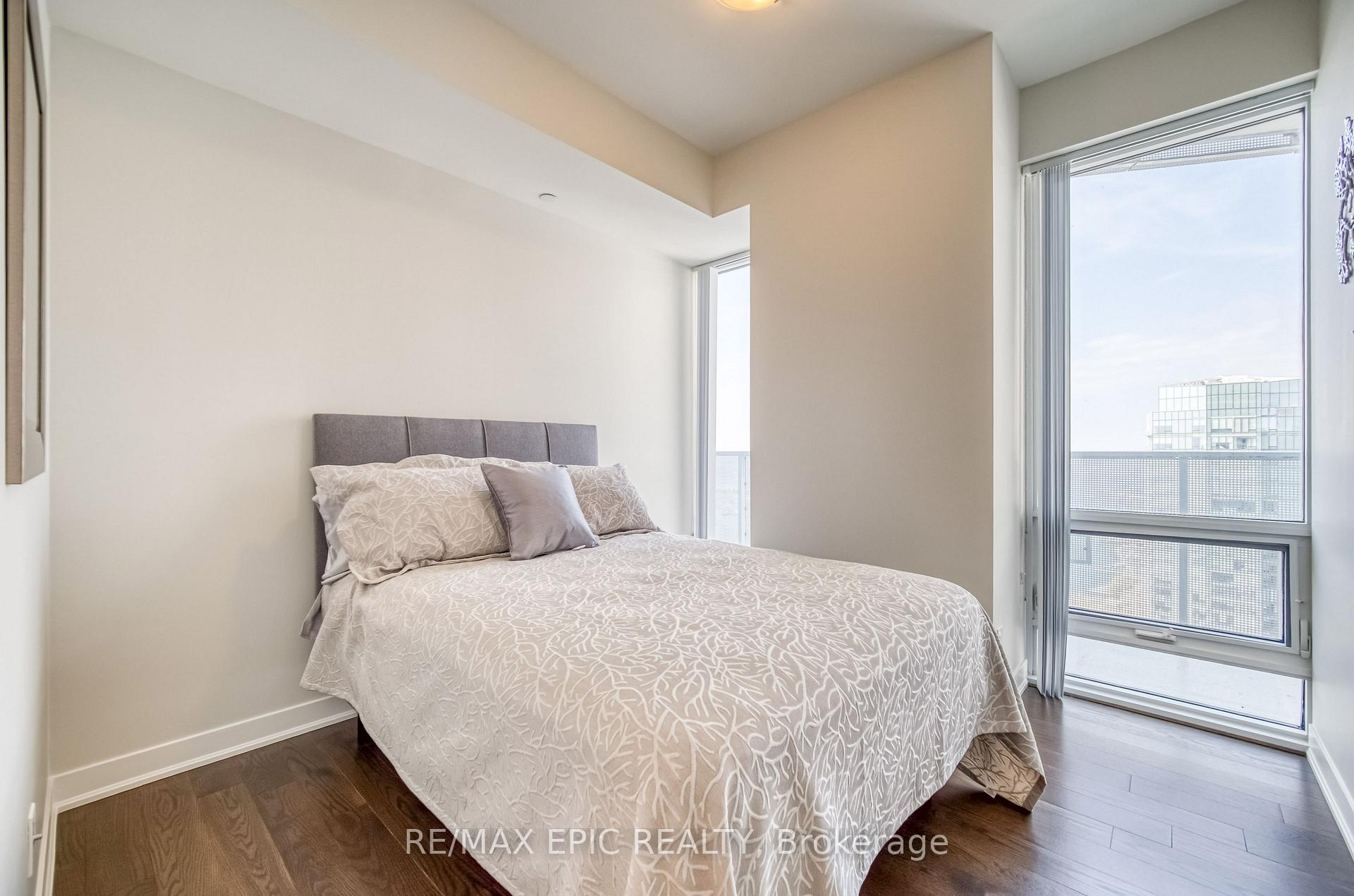 3 Bedrooms Condo at 88 Harbour,  Toronto For sale