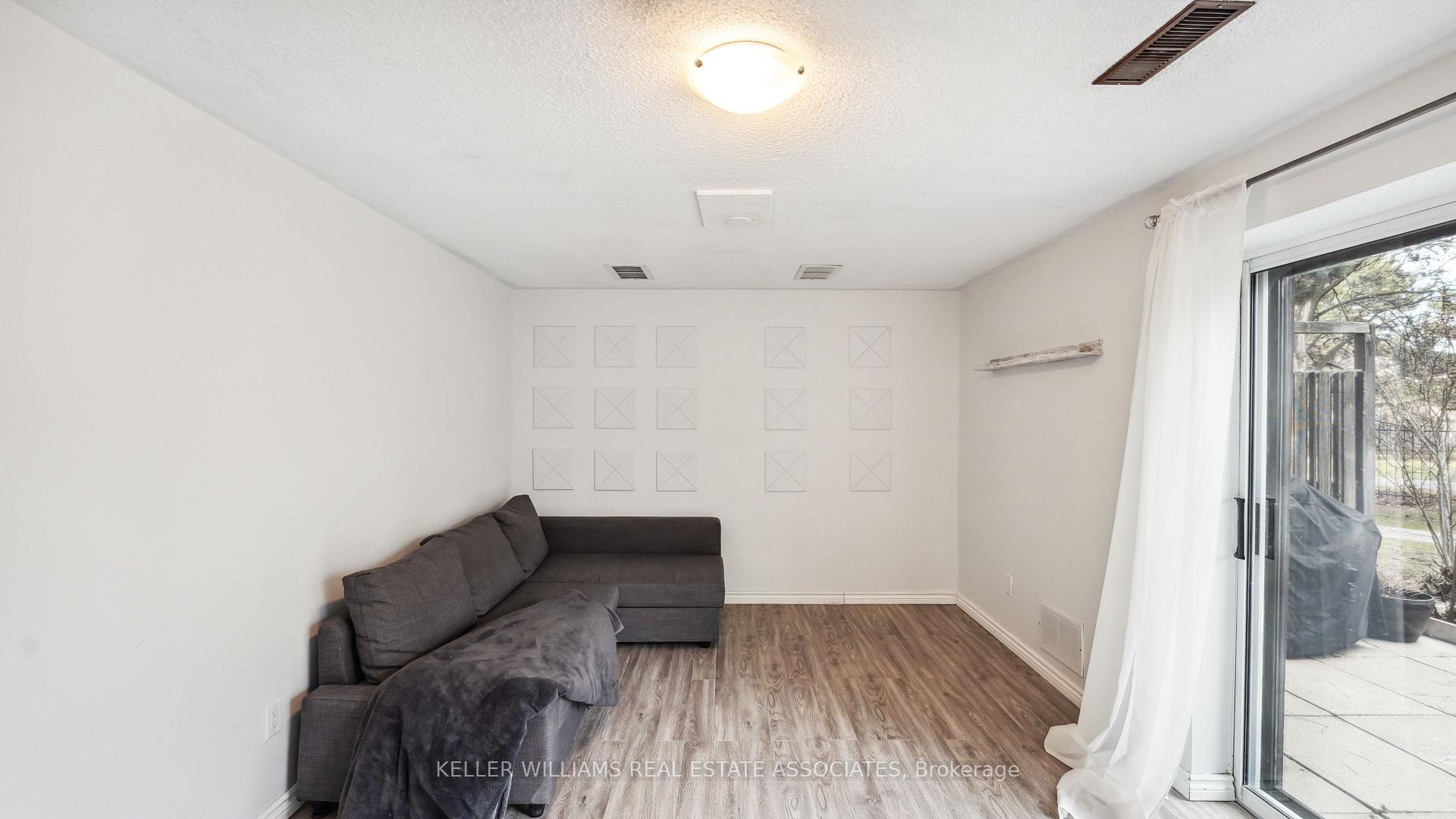 3 Bedrooms Condo at 6855 Glen Erin, Mississauga For sale