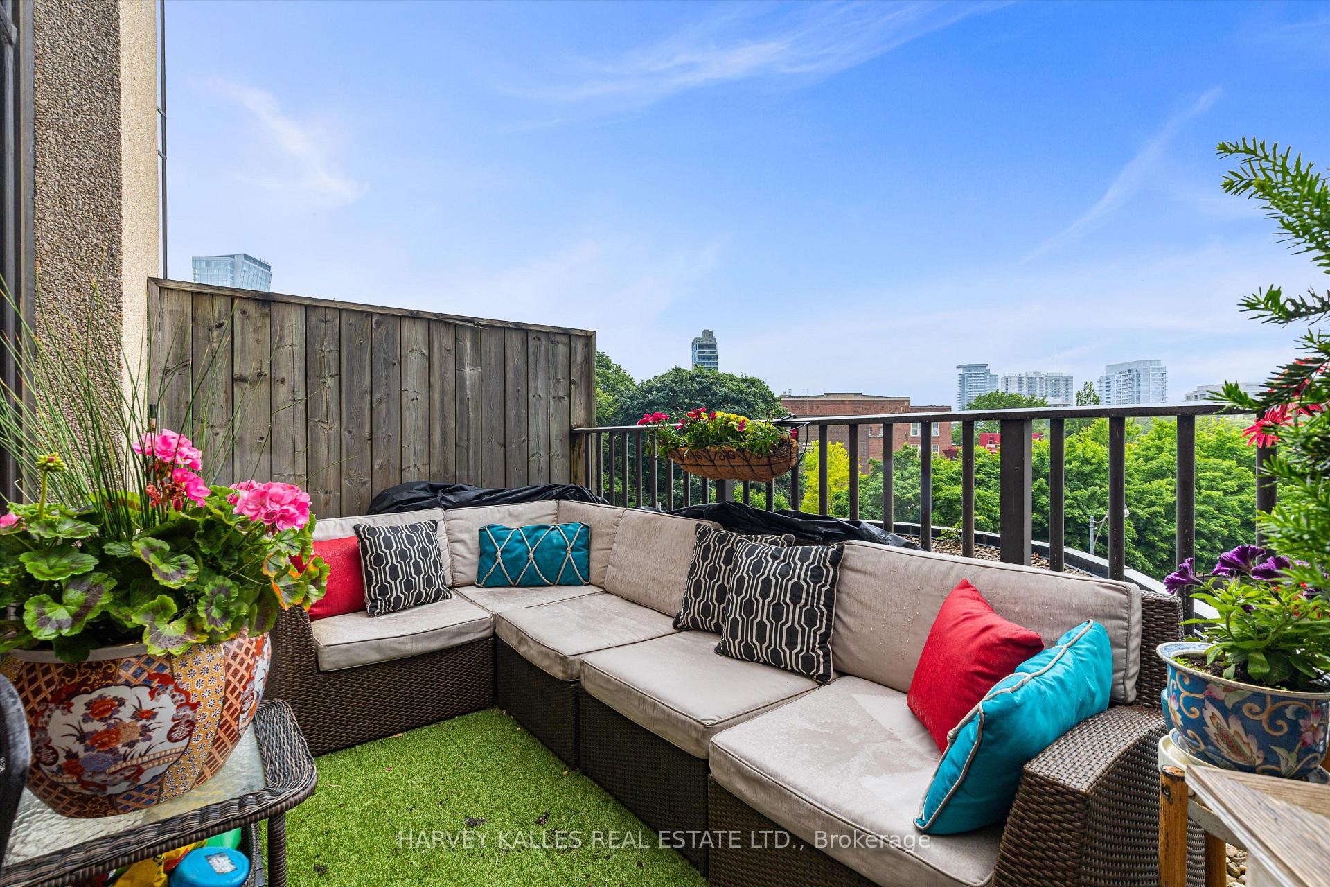 2 Bedrooms Condo at 1331 Bay, Toronto For sale