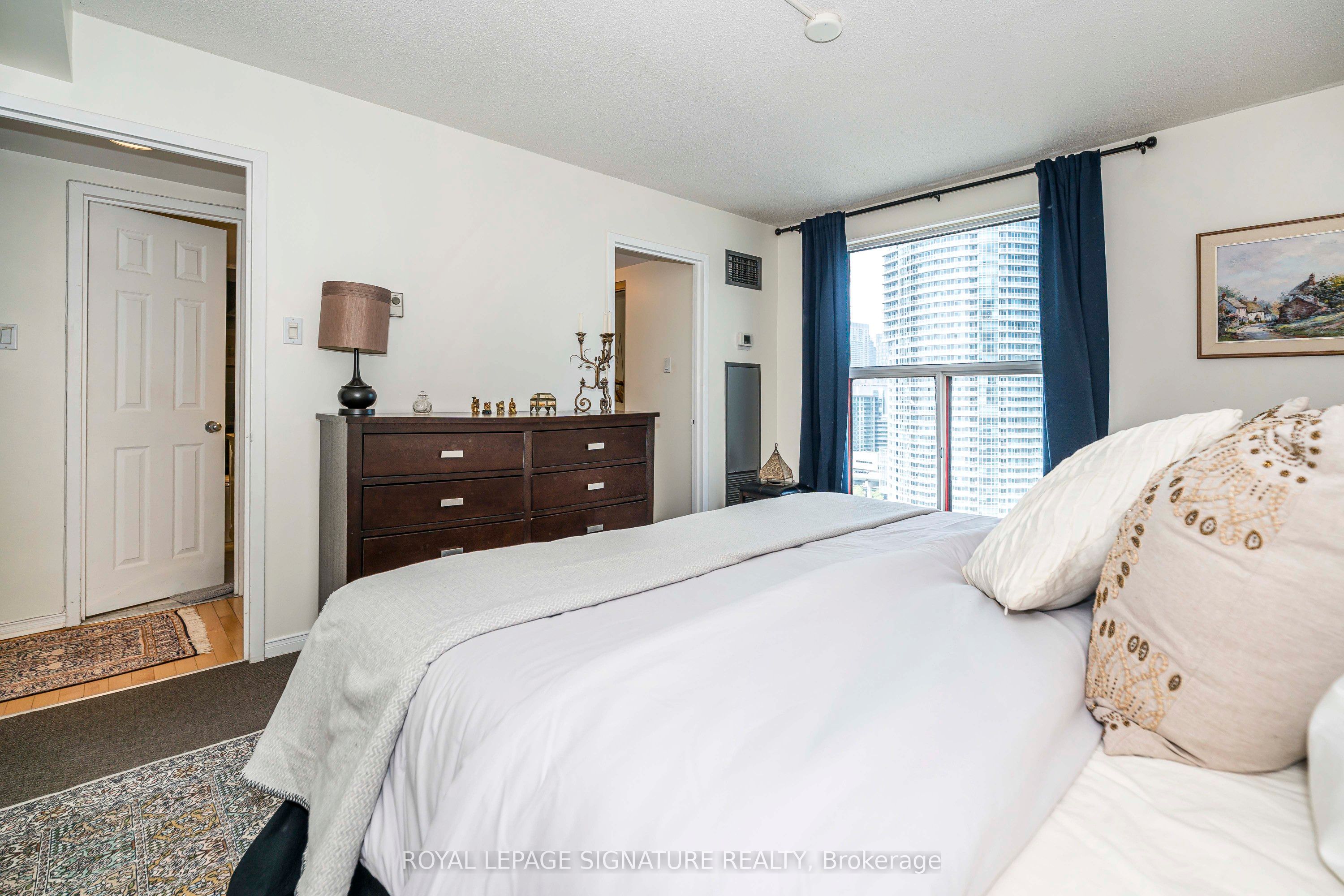 99 Harbour Square, #1812