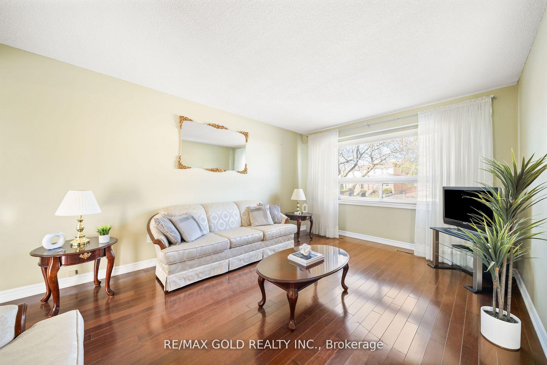 4 Bedrooms Condo at 1050 Shawnmarr, Mississauga For sale