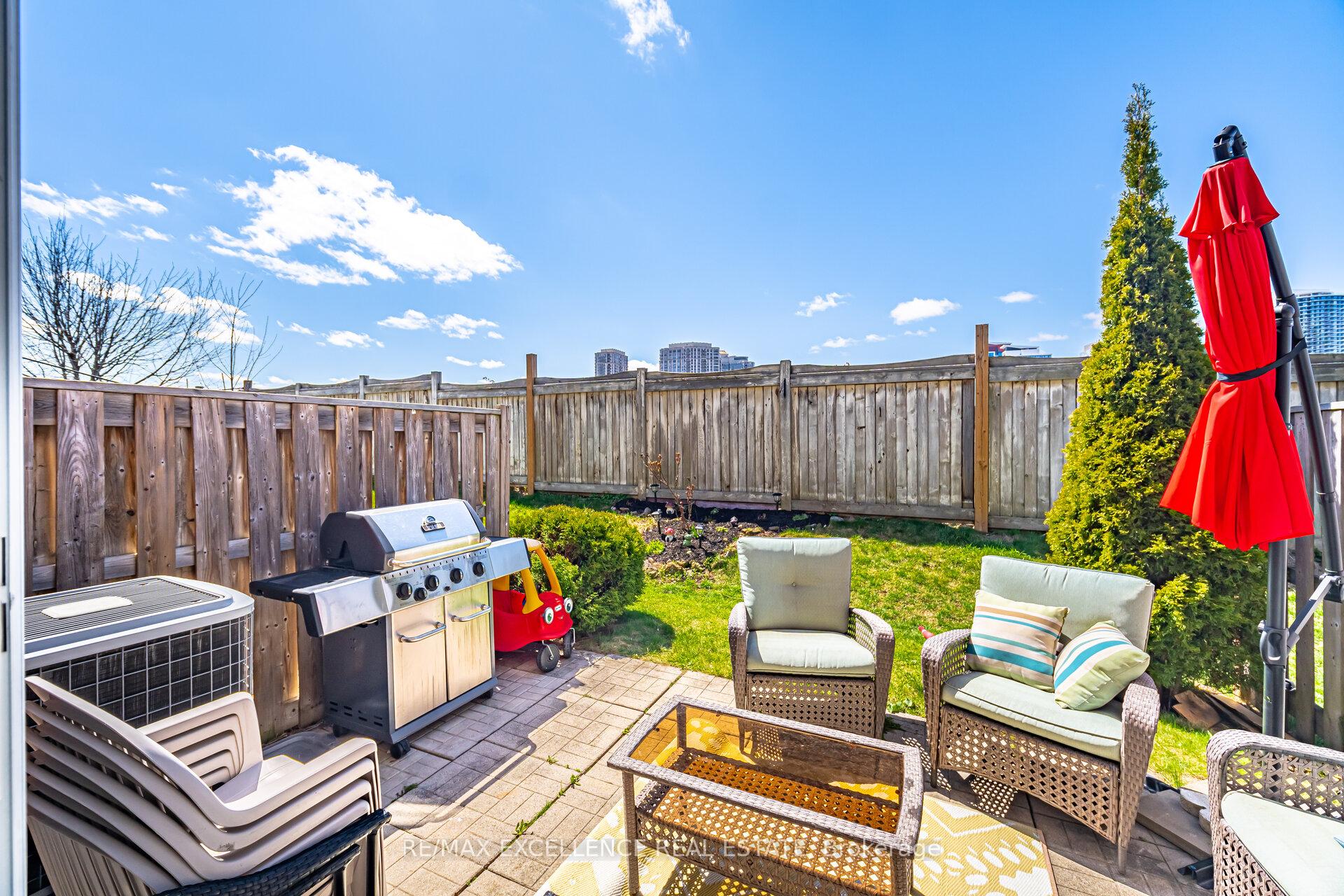 3 Bedrooms Condo at 4950 Albina, Mississauga For sale