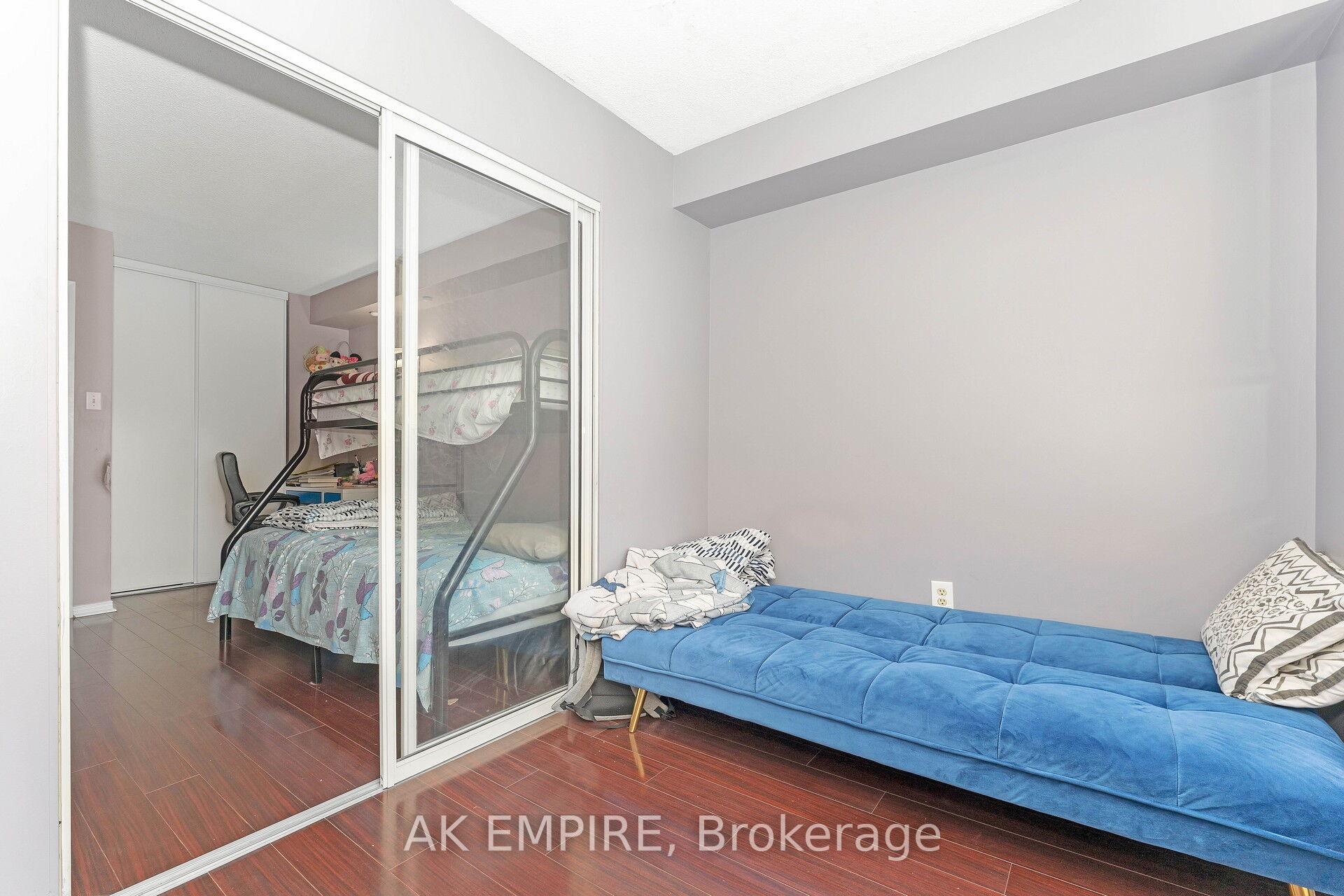 3 Bedrooms Condo at 250 Webb, Mississauga For sale