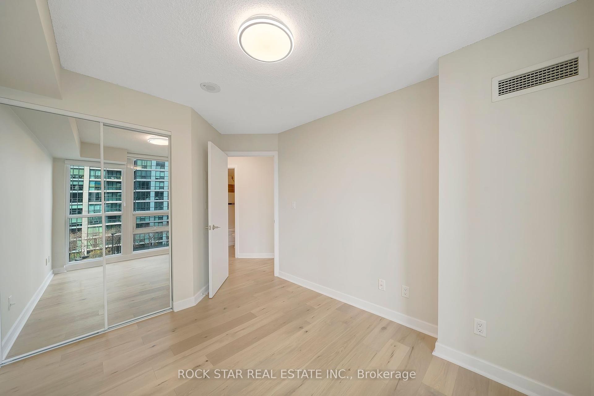 2 Bedrooms Condo at 18 Harbour,  Toronto For sale