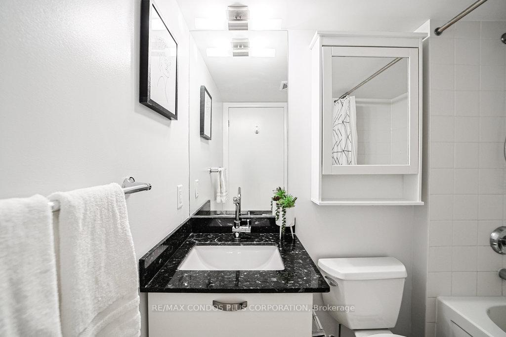 2 Bedrooms Condo at 38 Grenville, Toronto For sale