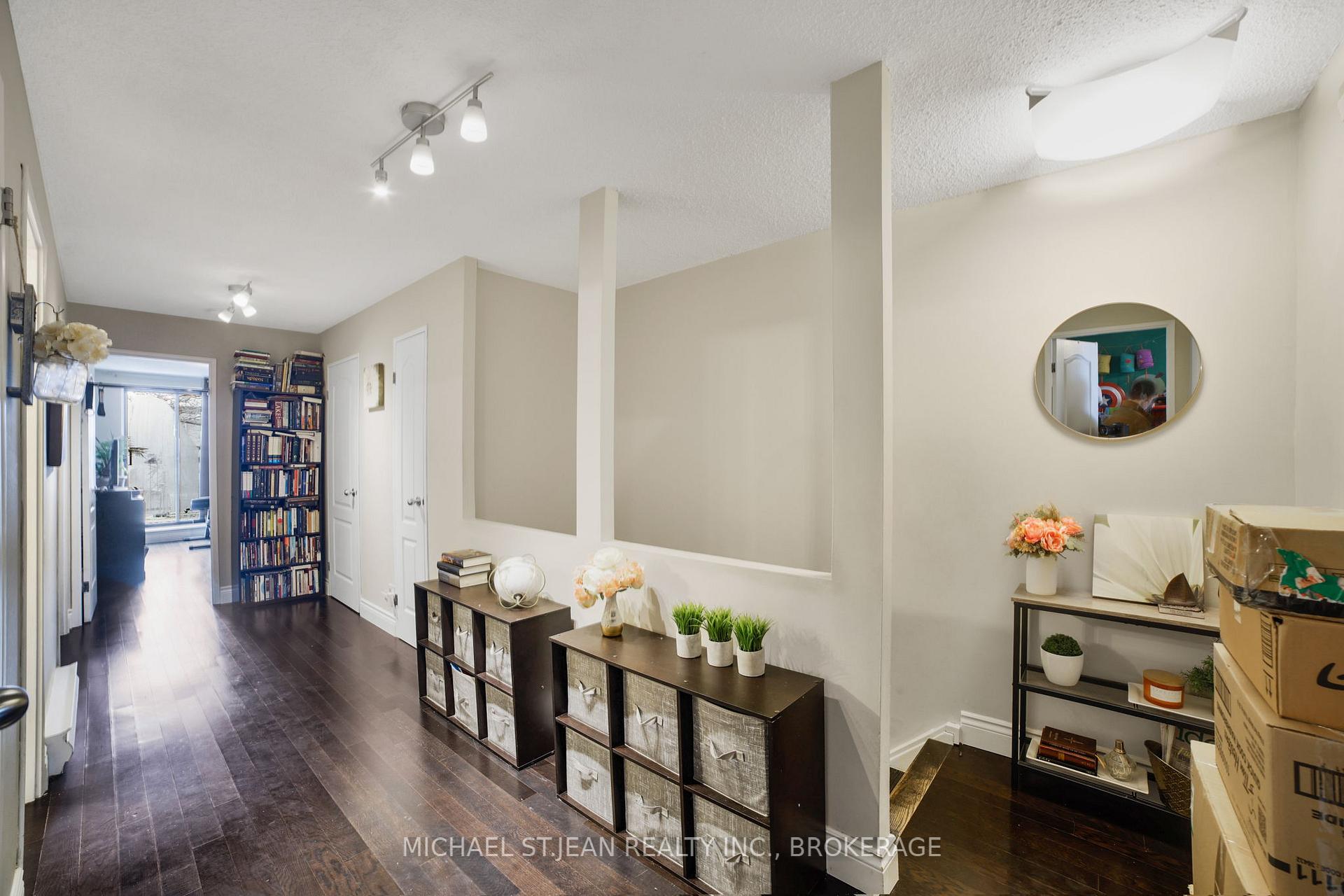 4 Bedrooms Condo at 1016 Falgarwood,  Oakville For sale