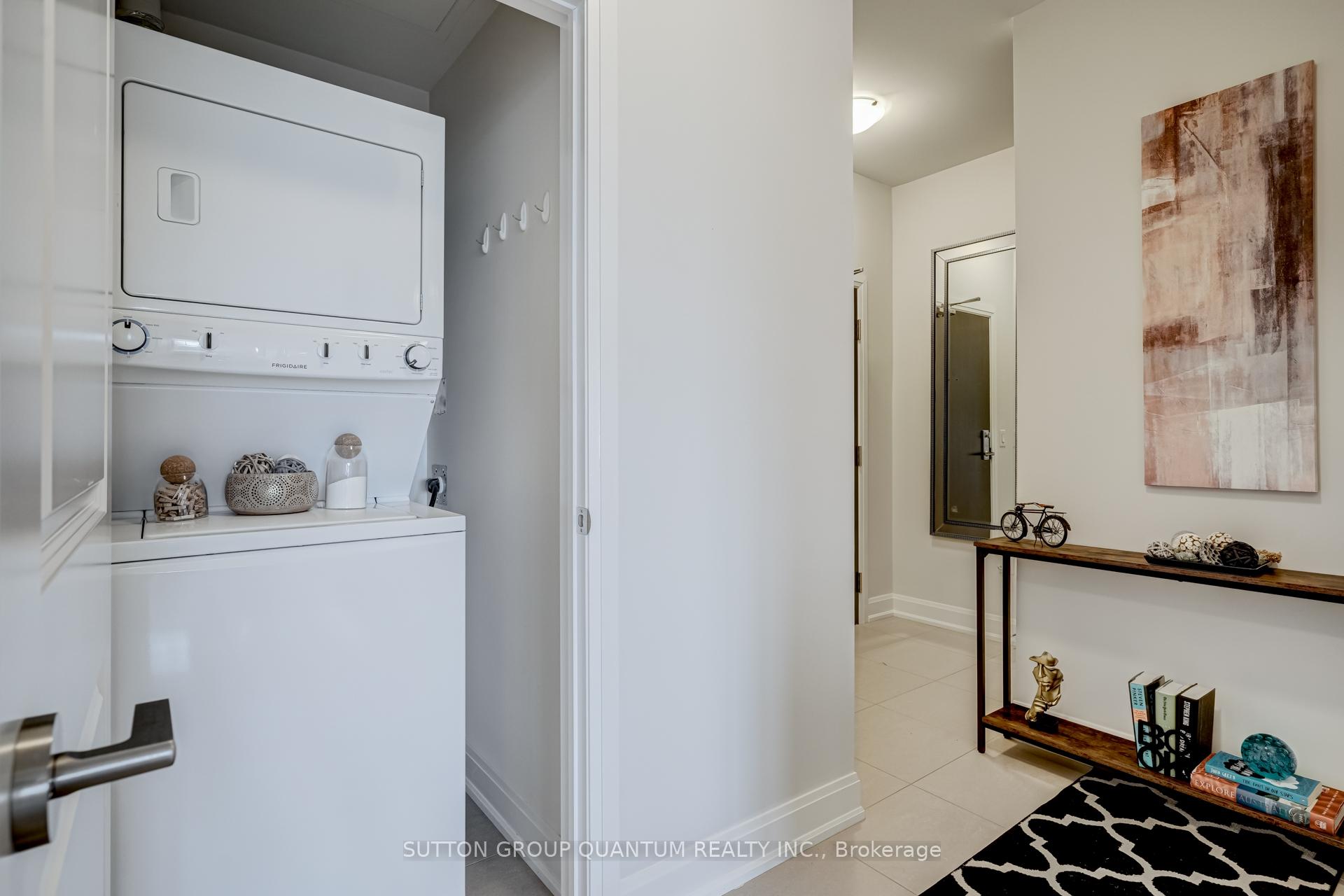 2 Bedrooms Condo at 275 Roxton, Oakville For sale