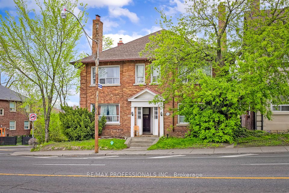 1131 & 1131A Avenue Road