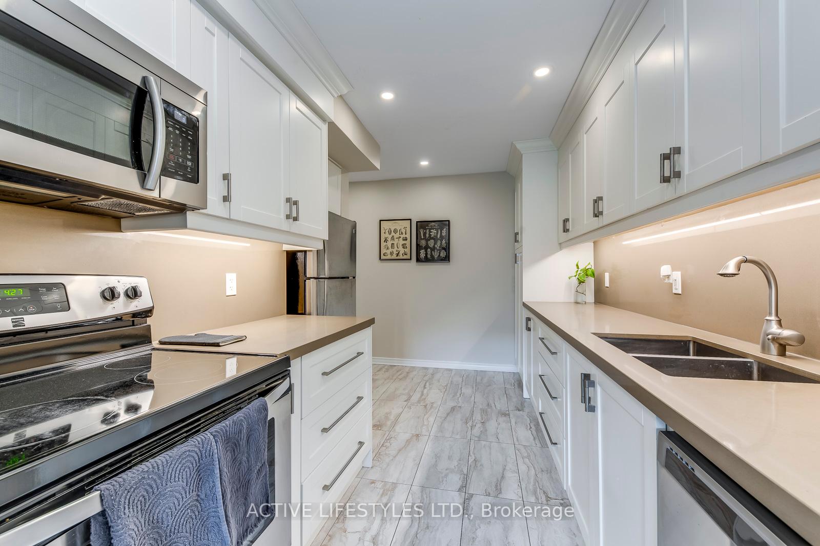 4 Bedrooms Condo at 2301 Derry, Mississauga For sale