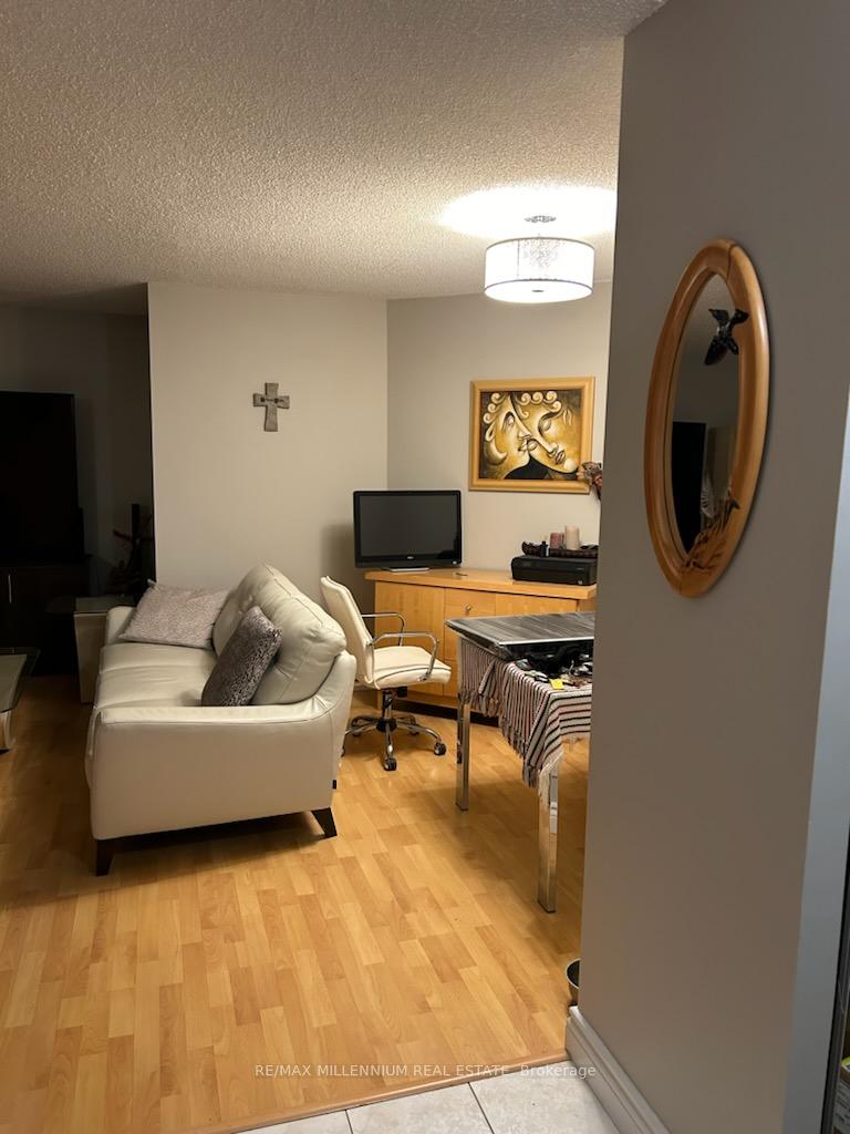2 Bedrooms Condo at 61 Markbrook, Toronto For sale