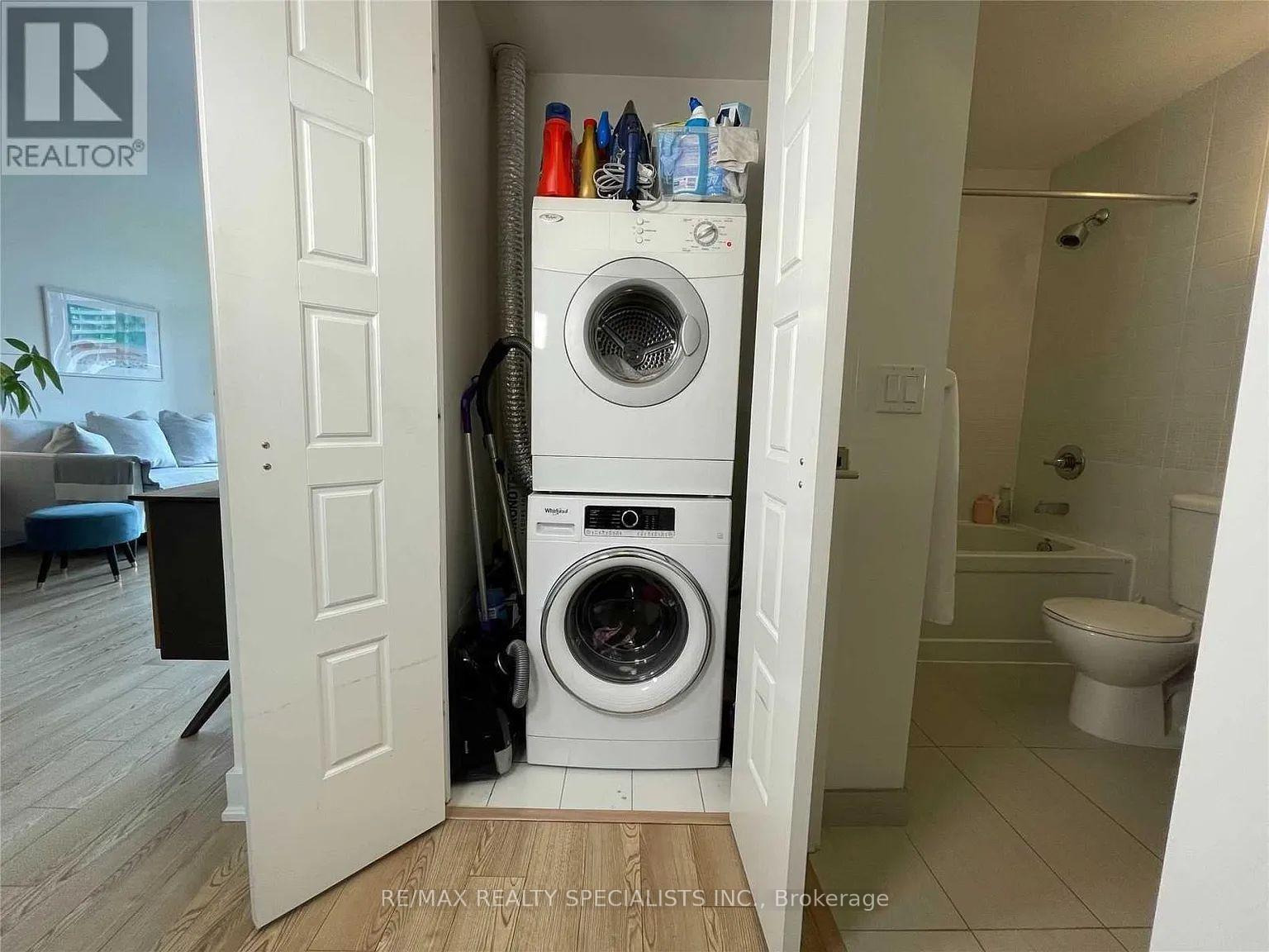2 Bedrooms Condo at 28 Linden, Toronto For sale
